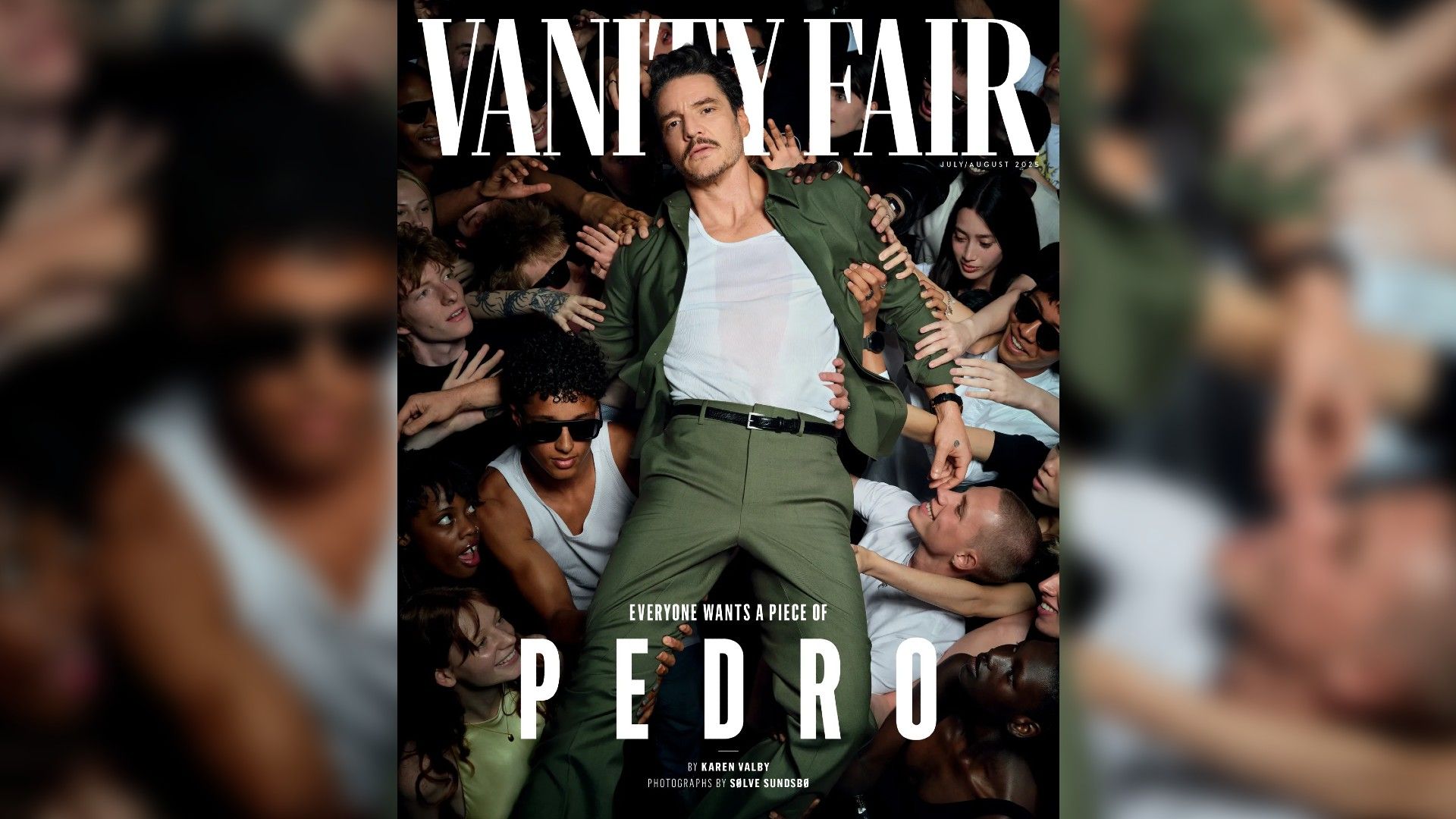Pedro Pascal niesiony w ramionach ludzi z napisem Vanity Fair powyżej