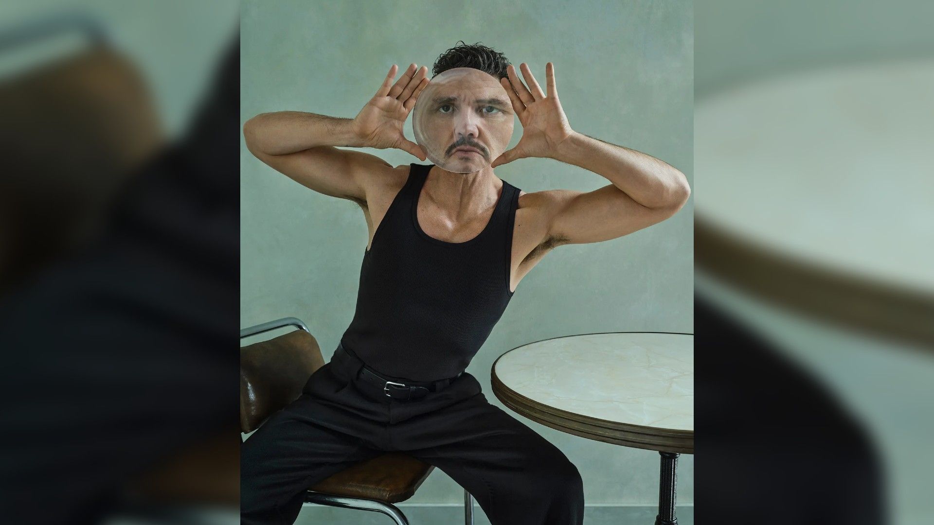 Pedro Pascal trzyma lupę i patrzy przez nią