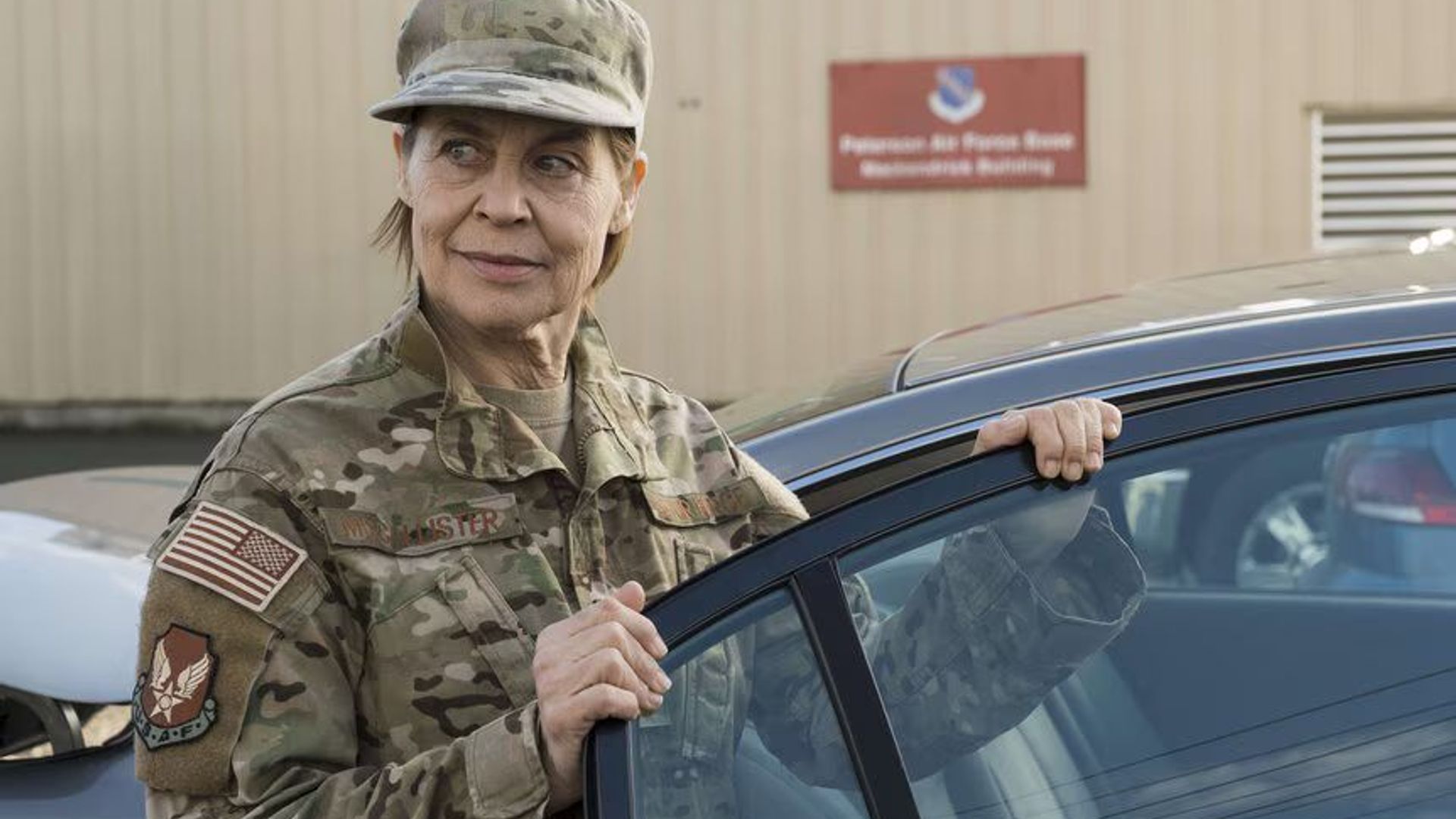 Linda Hamilton w serialu "Resident Alien"