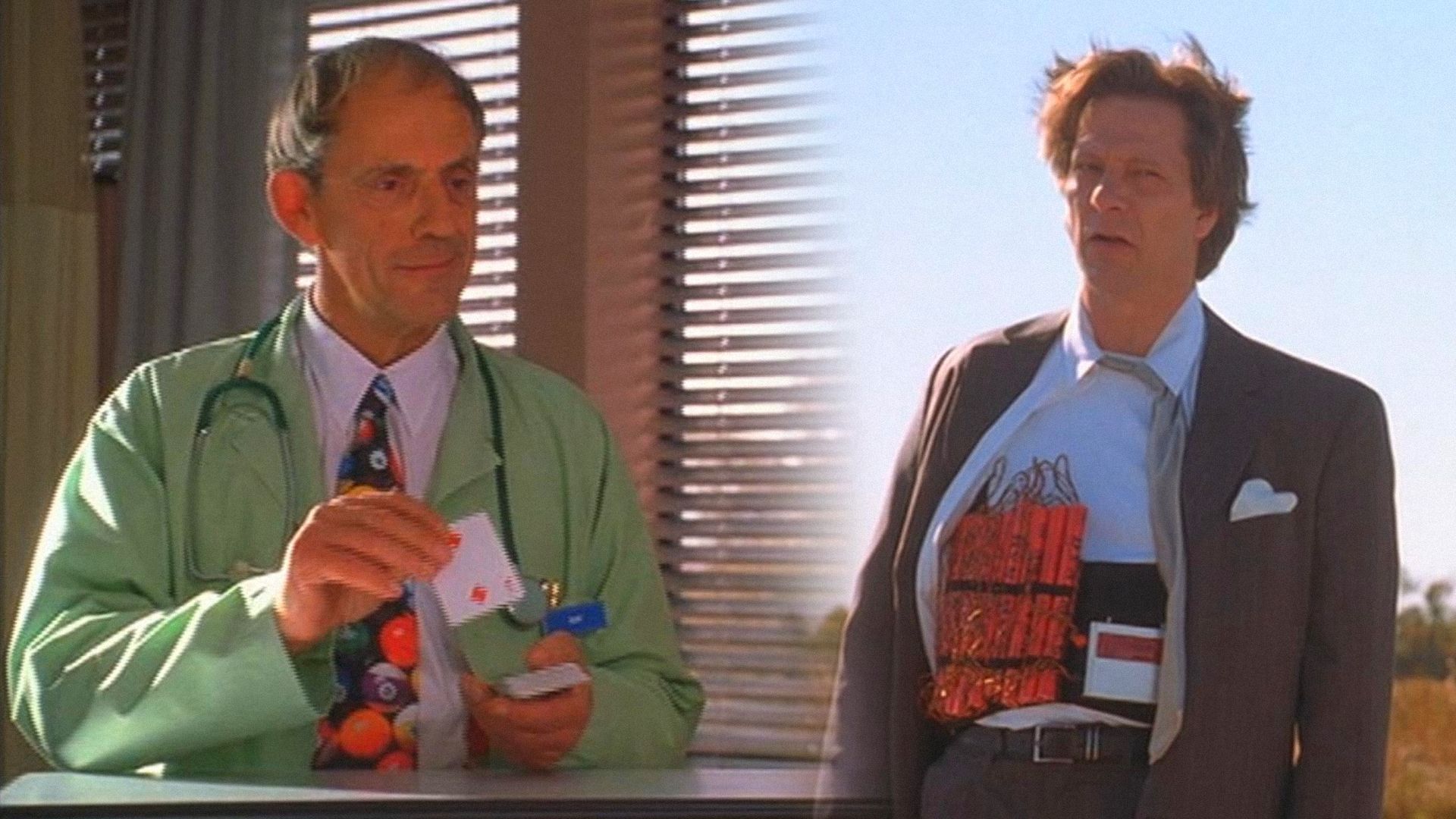 Aktor Christopher Lloyd w szlafroku z kartami w dłoniach, aktor Chris Cooper w kurtce z materiałami wybuchowymi
