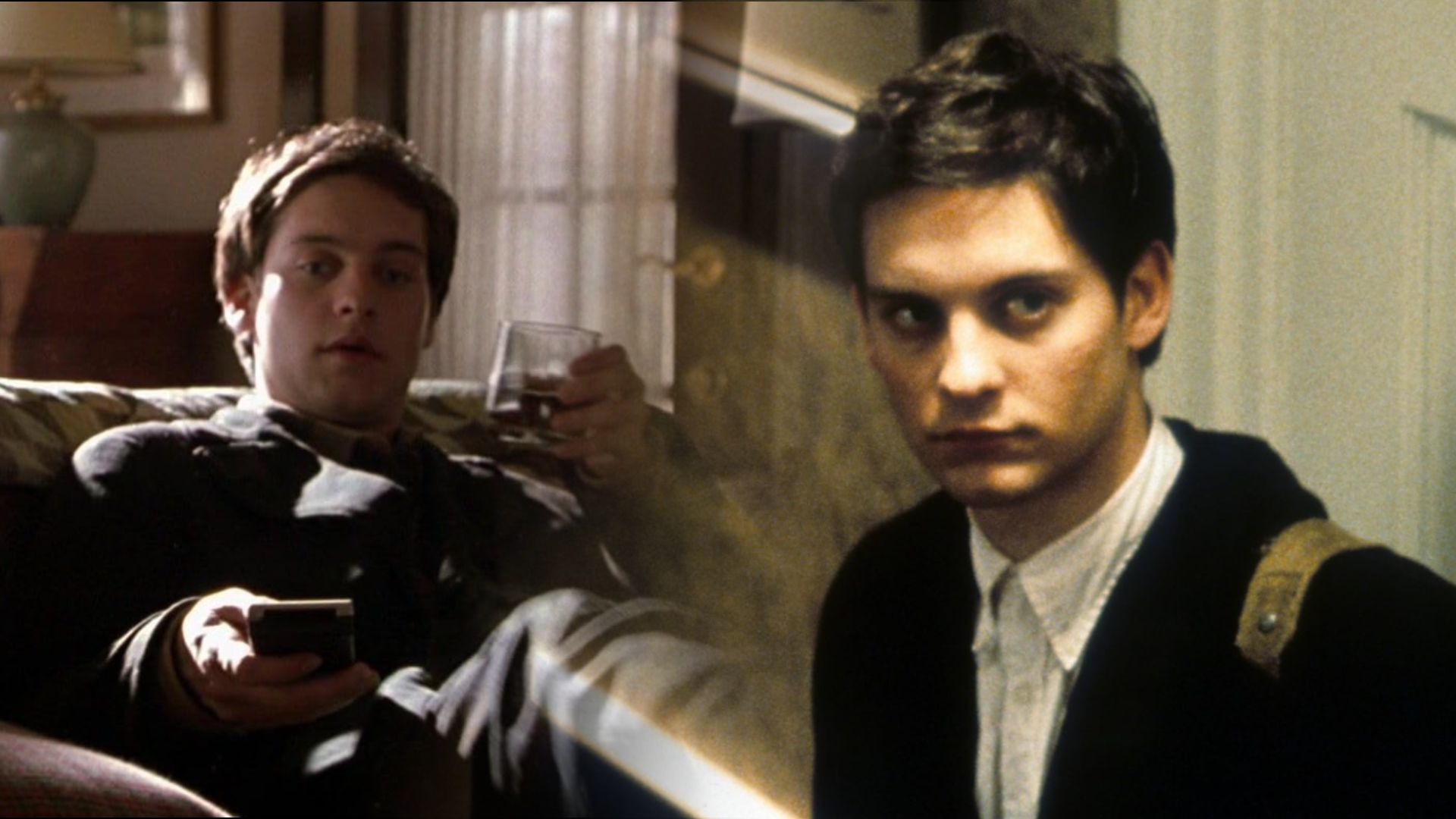 Aktor Tobey Maguire w czarnych ubraniach siedzi na łóżku ze szklanką w rękach