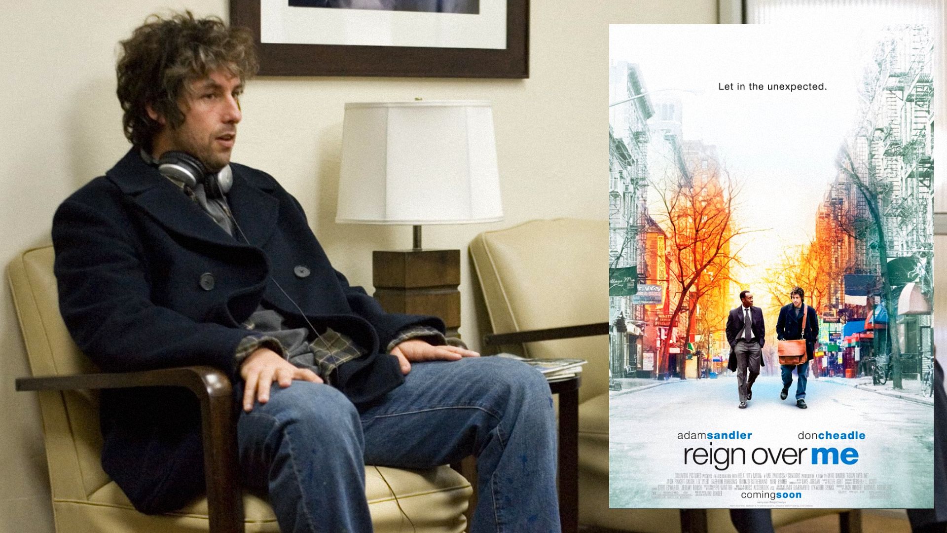 Aktor Adam Sandler w czarnym płaszczu siedzi na krześle obok plakatu filmowego przedstawiającego go idącego ulicą