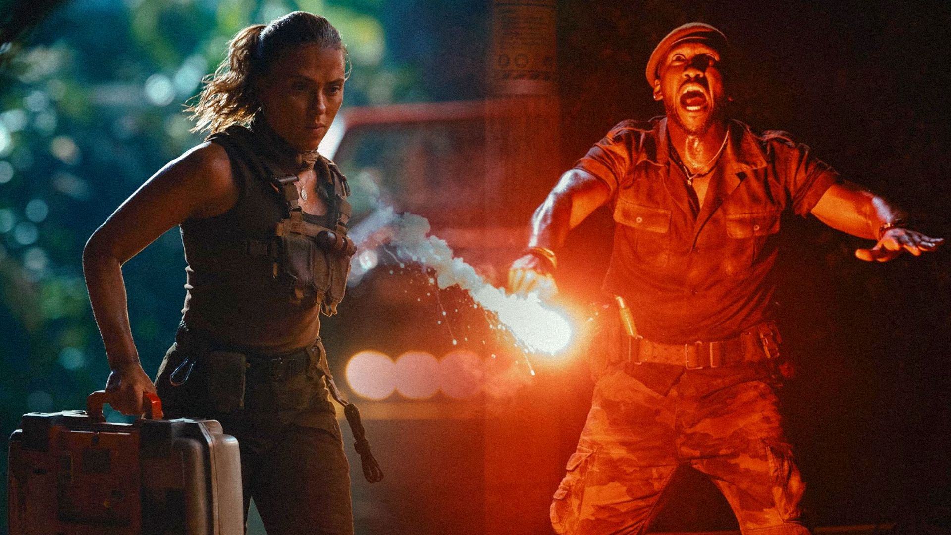 Aktorka Scarlett Johansson z walizką w ręku, aktor Mahershala Ali z racą w dłoniach w czerwonym świetle