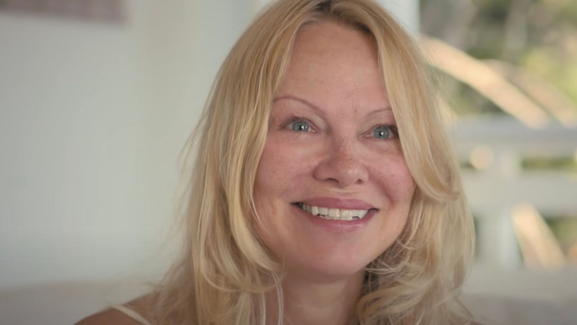 Zbliżenie na twarz Pameli Anderson bez makijażu