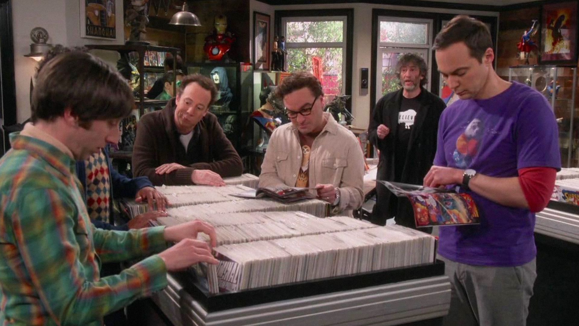 Aktorzy Kevin Sussman i Jim Parsons stoją w sklepie z komiksami i przeglądają komiksy