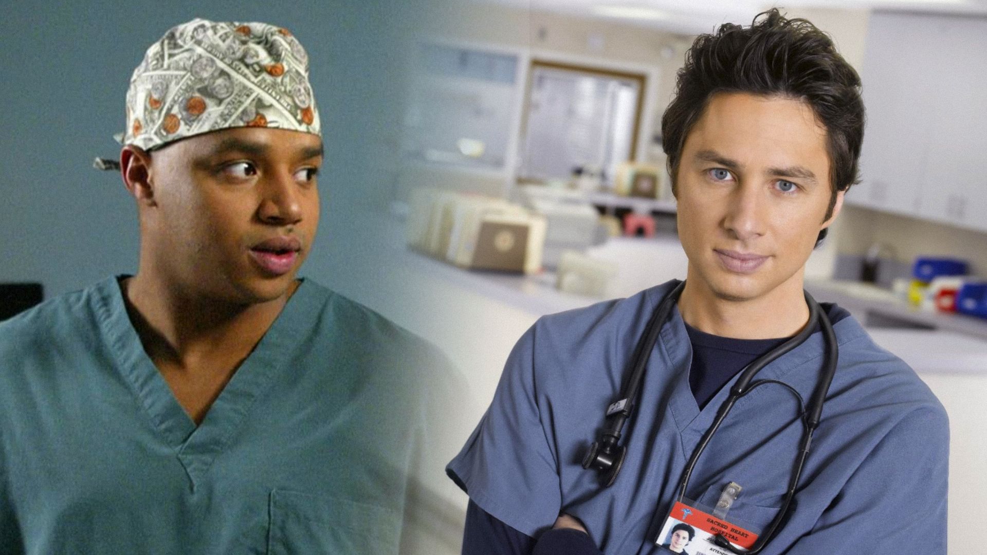 Aktorzy Donald Faison i Zach Braff w medycznych uniformach, lekko się uśmiechają