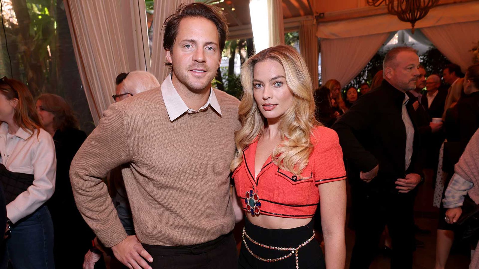 Tom Ackerley i Margot Robbie pozują razem na wydarzeniu towarzyskim