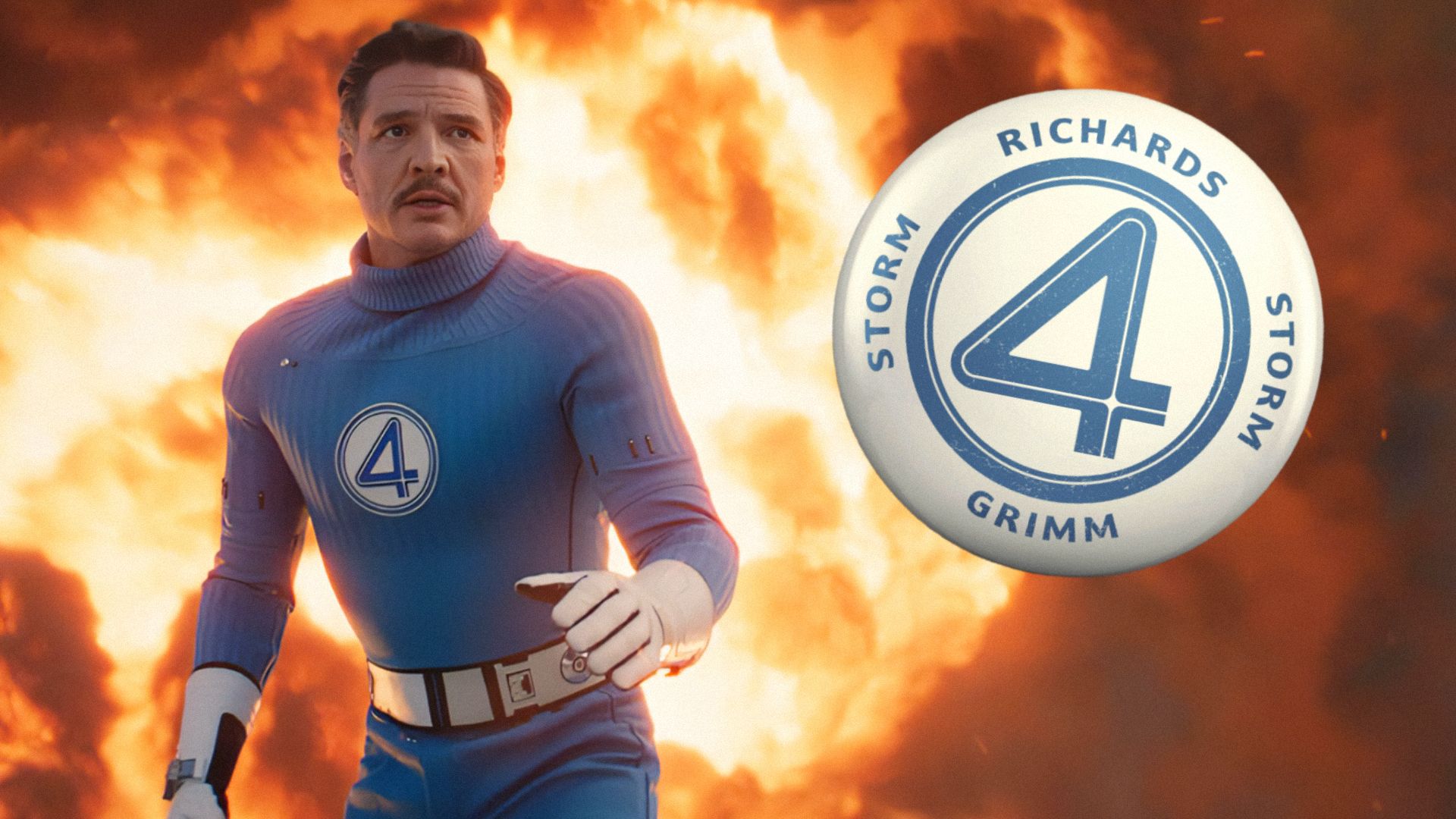 Aktor Pedro Pascal w niebieskim kostiumie superbohatera z cyfrą 4 na piersi stoi na tle ognia