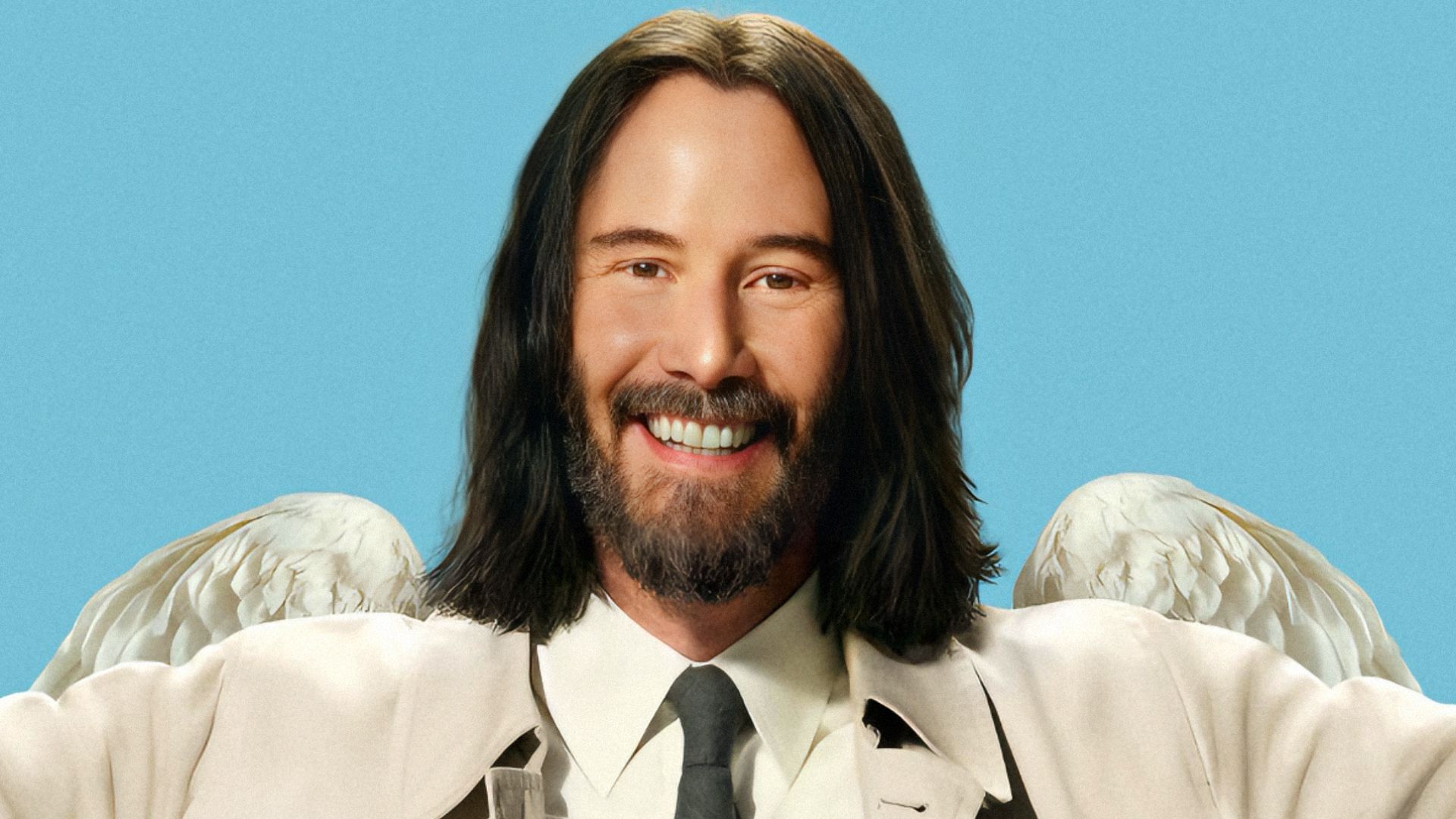 Aktor Keanu Reeves w beżowym płaszczu z białymi skrzydłami na plecach uśmiecha się do kamery na niebieskim tle