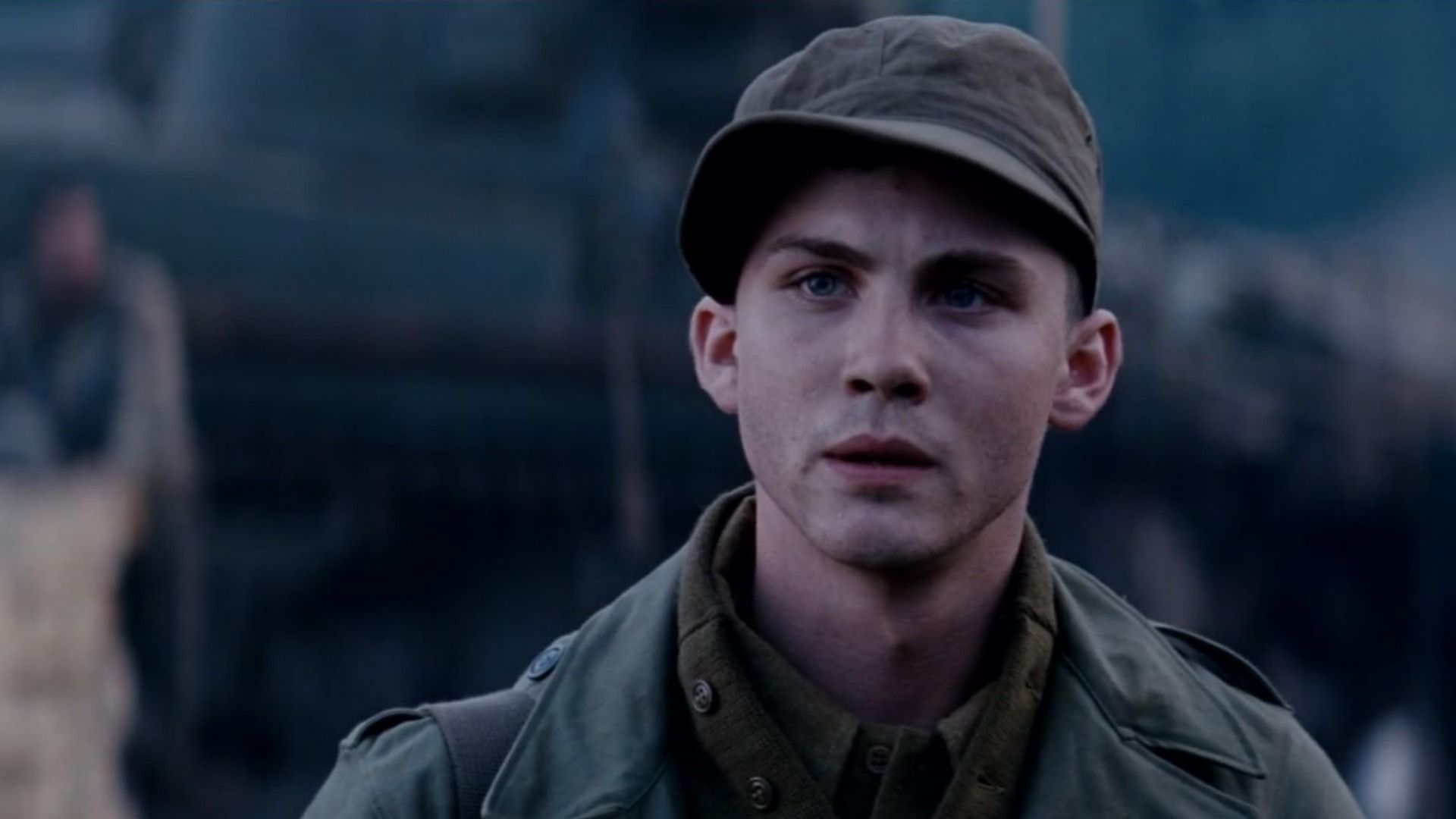 Aktor Logan Lerman w mundurze wojskowym z czapką na głowie