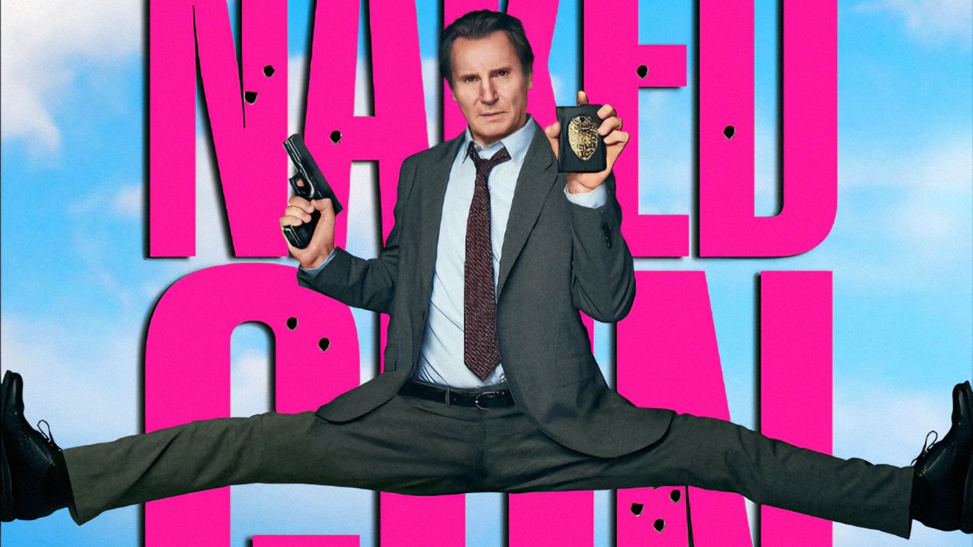 Aktor Liam Neeson siedzi w rozkroku trzymając pistolet i odznakę policyjną