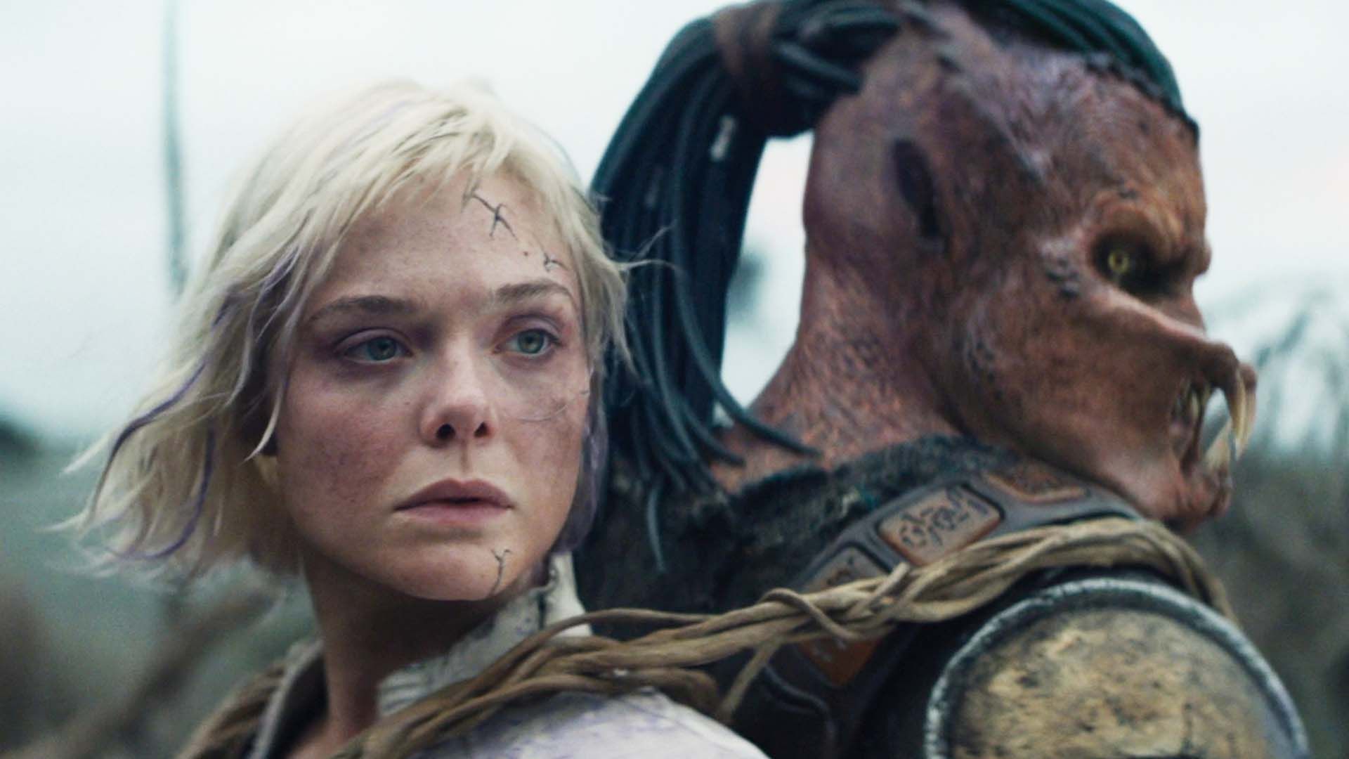 Elle Fanning i jej partner filmowy w Predator: Badlands