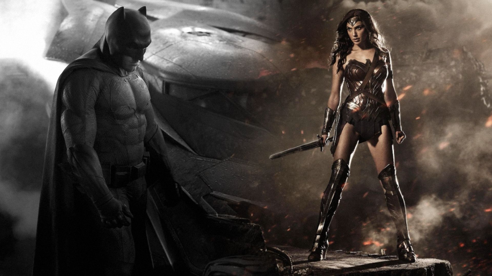 Aktor Ben Affleck w czarnym kostiumie z rogami i aktorka Gal Gadot w bordowym gorsecie trzymająca miecz