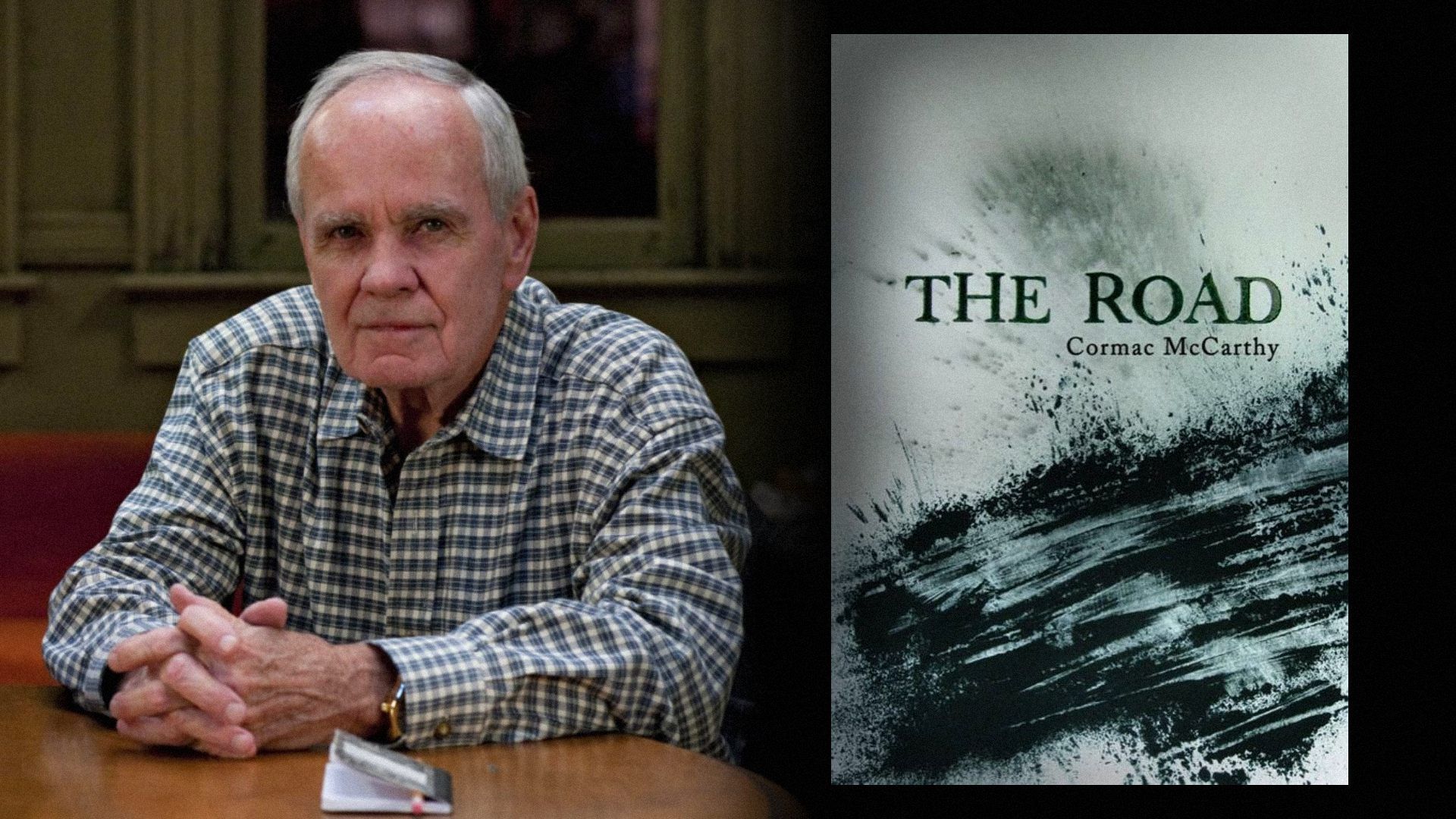 Pisarz Cormac McCarthy w kraciastej koszuli siedzi przy stole, obok okładka książki z czarnymi plamami atramentu