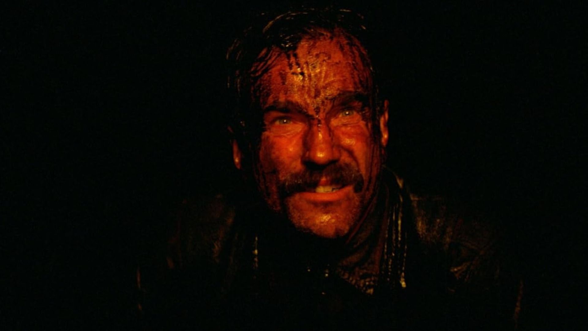 Aktor Daniel Day-Lewis uśmiecha się z kroplami ropy na twarzy