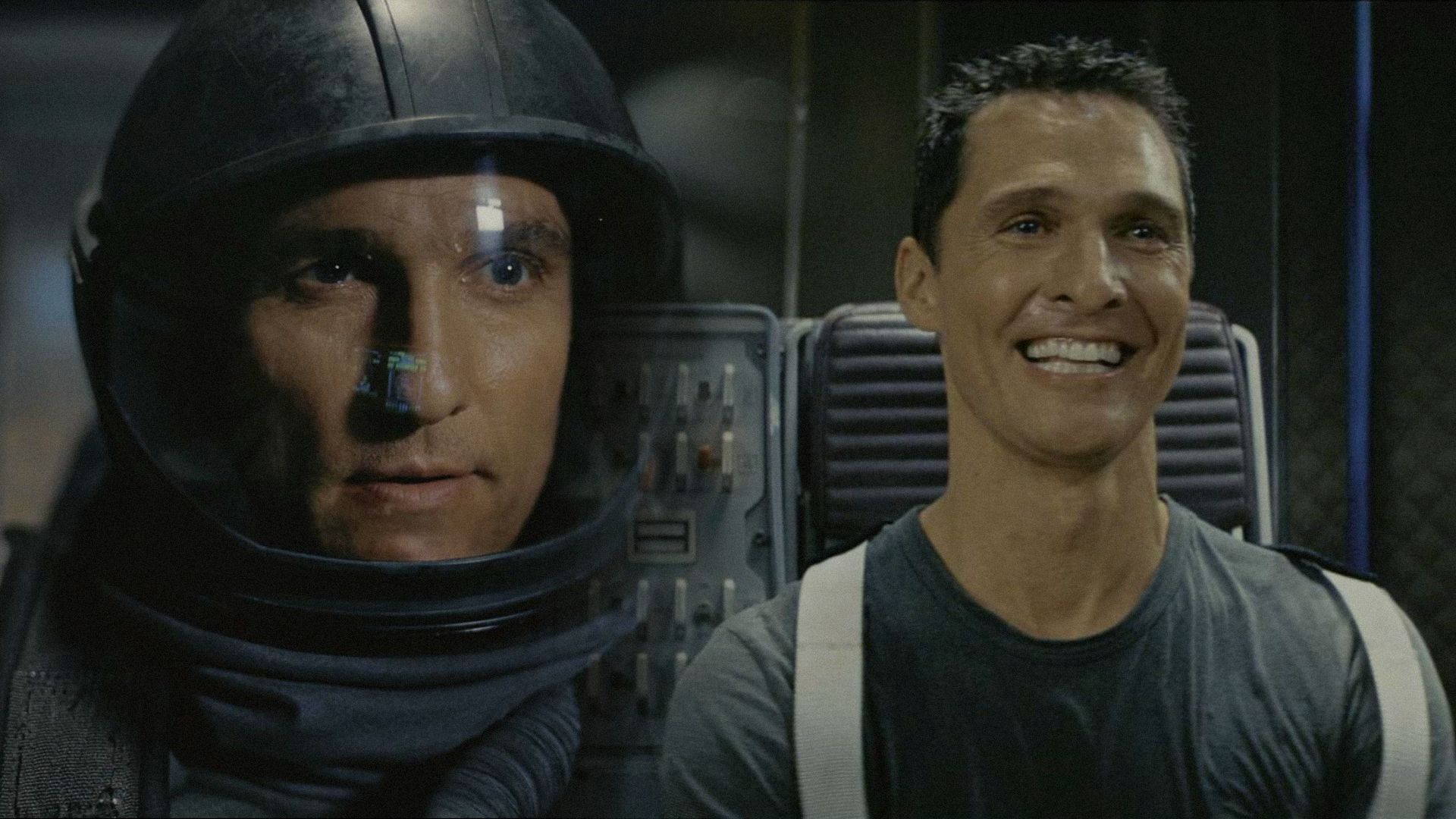 Aktor Matthew McConaughey uśmiecha się w skafandrze kosmicznym i bez niego