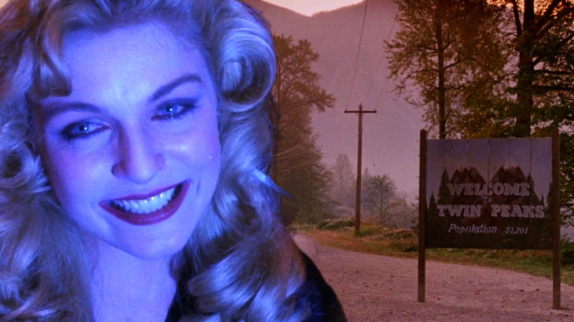Aktorka Sheryl Lee uśmiecha się w niebieskim świetle obok ulicy z drewnianym znakiem z napisem Twin Peaks