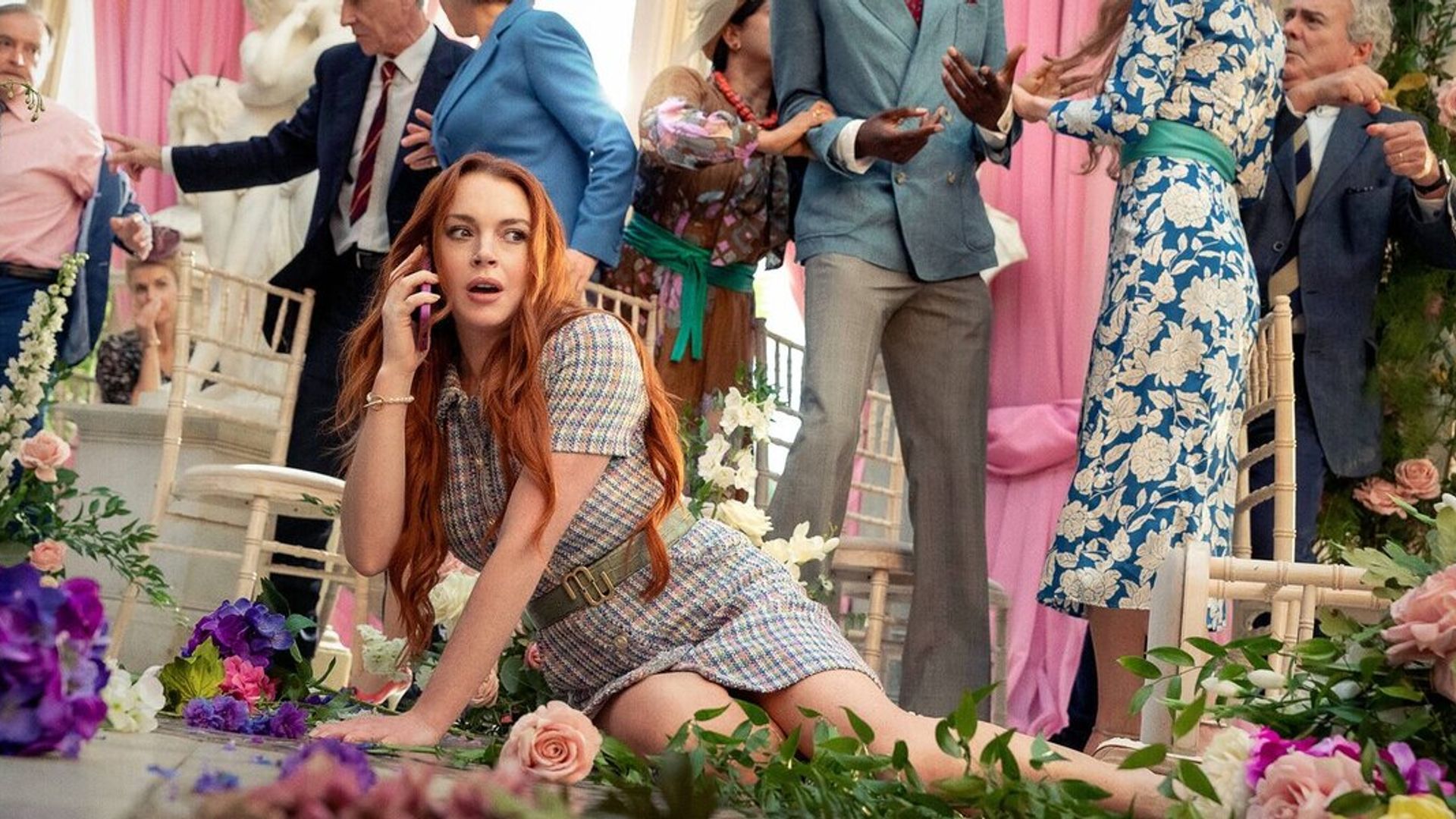 Lindsay Lohan upadła na podłogę wśród kwiatów podczas rozmowy przez telefon z chaosem ceremonii ślubnej w tle