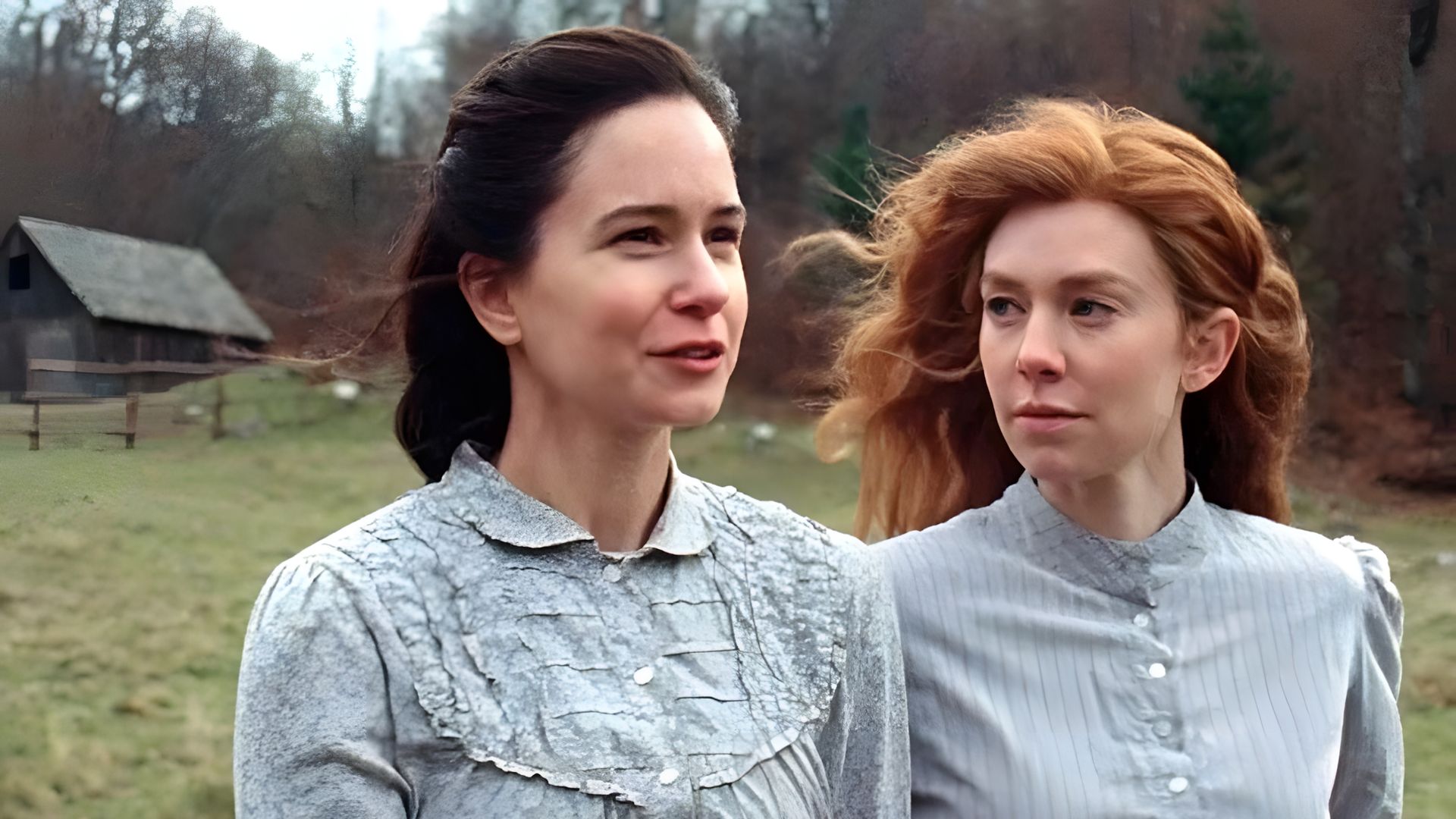 Vanessa Kirby i Katherine Waterston w retro strojach idące przez pole