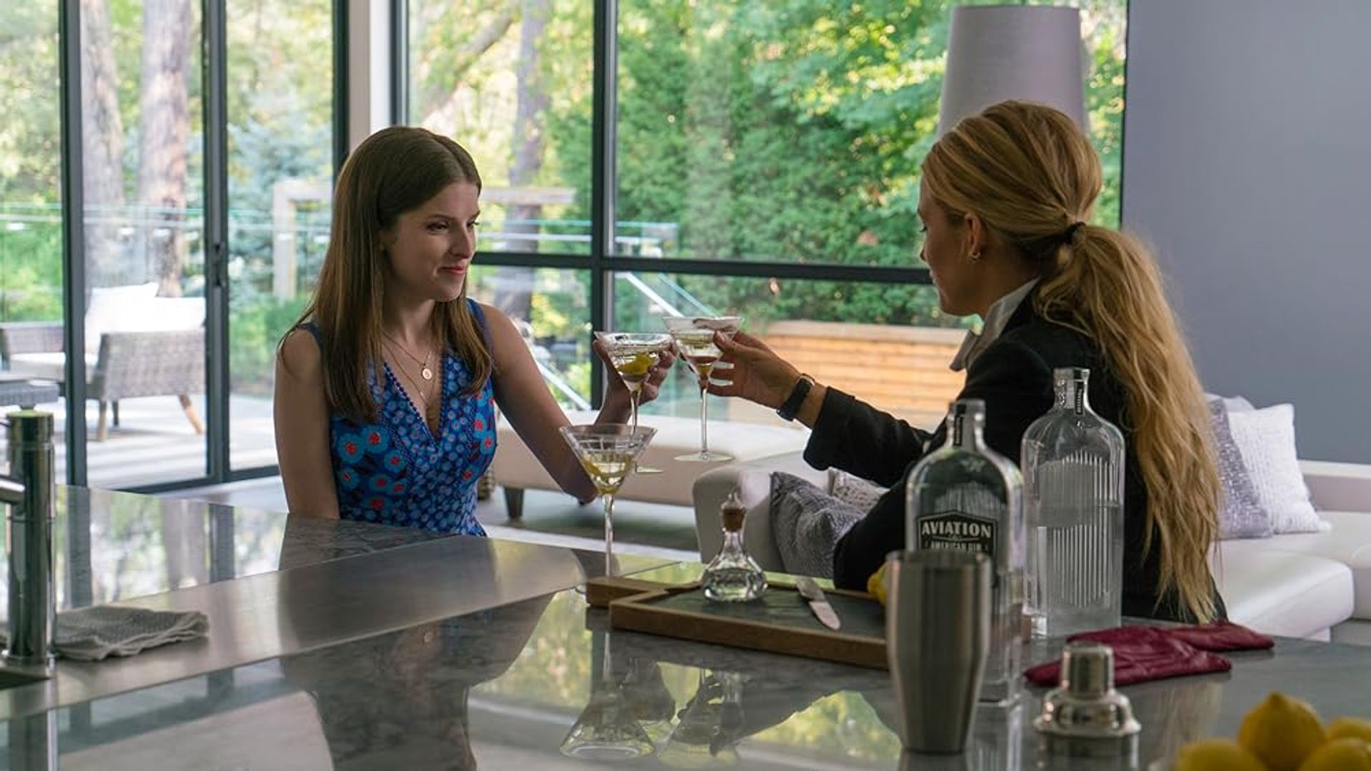 Anna Kendrick i Blake Lively stukają się kieliszkami wina siedząc w kuchni