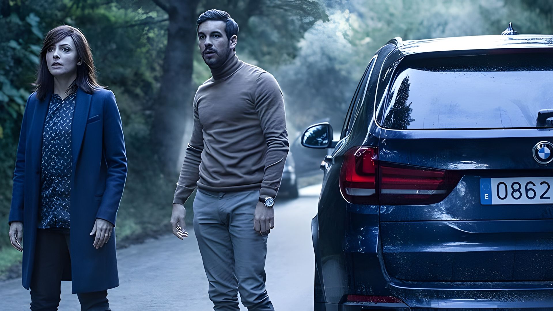 Mario Casas i Ana Wagener ze zdziwionymi minami stoją na ulicy, zimna paleta kolorów