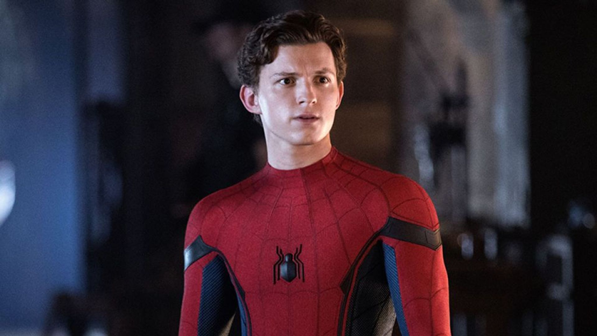 Tom Holland w kostiumie Spider-Mana ze zdziwionym wyrazem twarzy