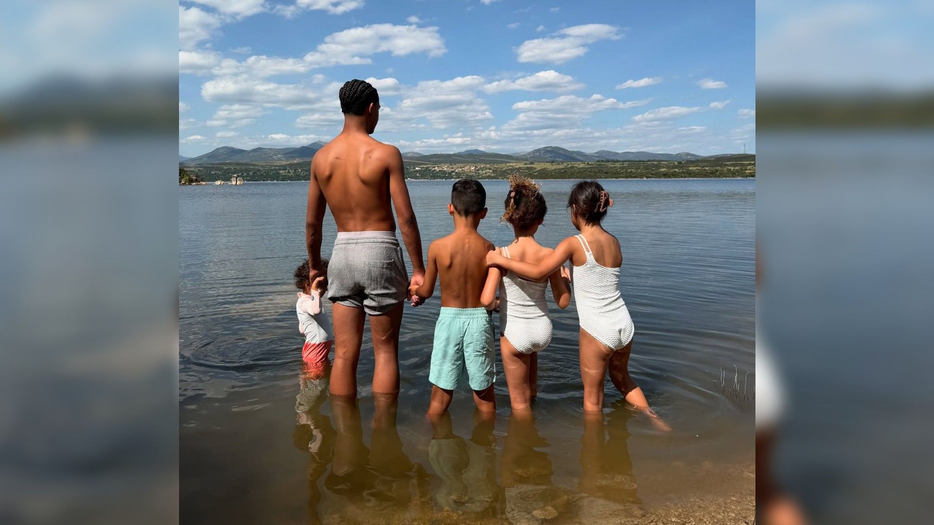 Pięcioro dzieci Cristiano Ronaldo stoi tyłem do kamery w wodzie