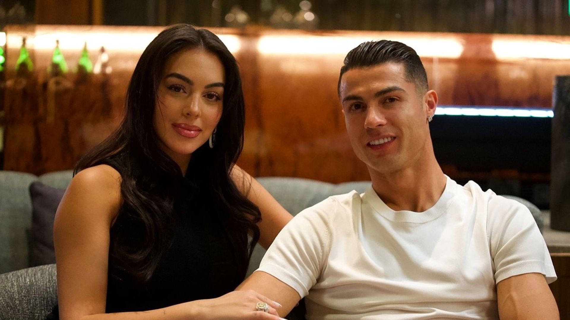 Georgina Rodriguez i Cristiano Ronaldo siedzą razem i uśmiechają się do kamery