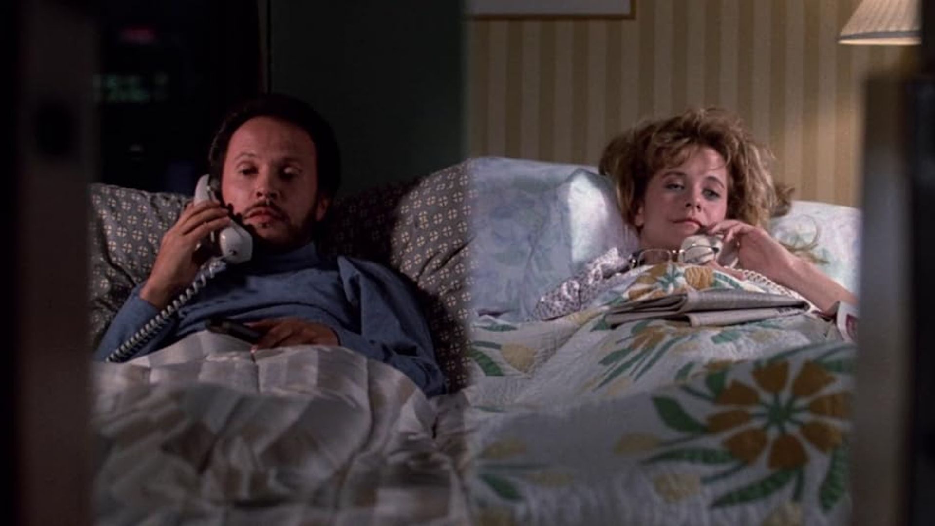 Meg Ryan i Billy Crystal leżący każde w swoim łóżku i rozmawiający przez telefon
