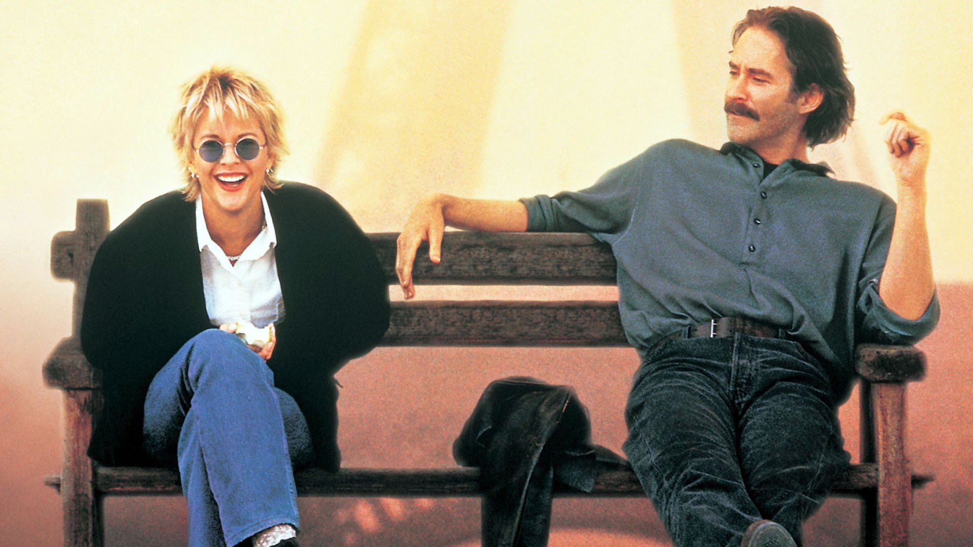 Meg Ryan i Kevin Kline siedzą na ławce, rozmawiają i śmieją się