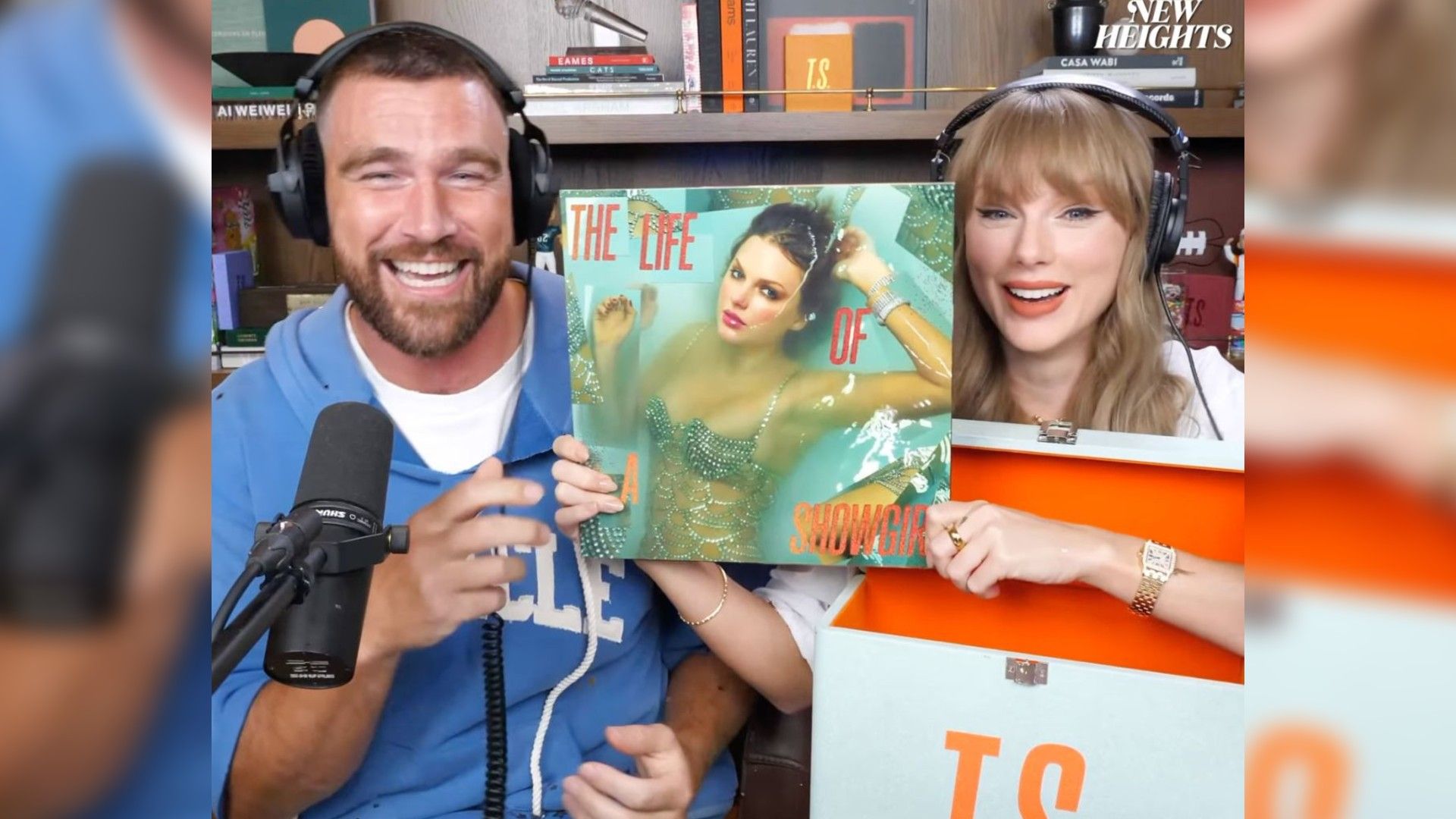 Taylor Swift i Jason Kelce w podcaście New Heights, wokalistka trzyma w rękach swój nowy album