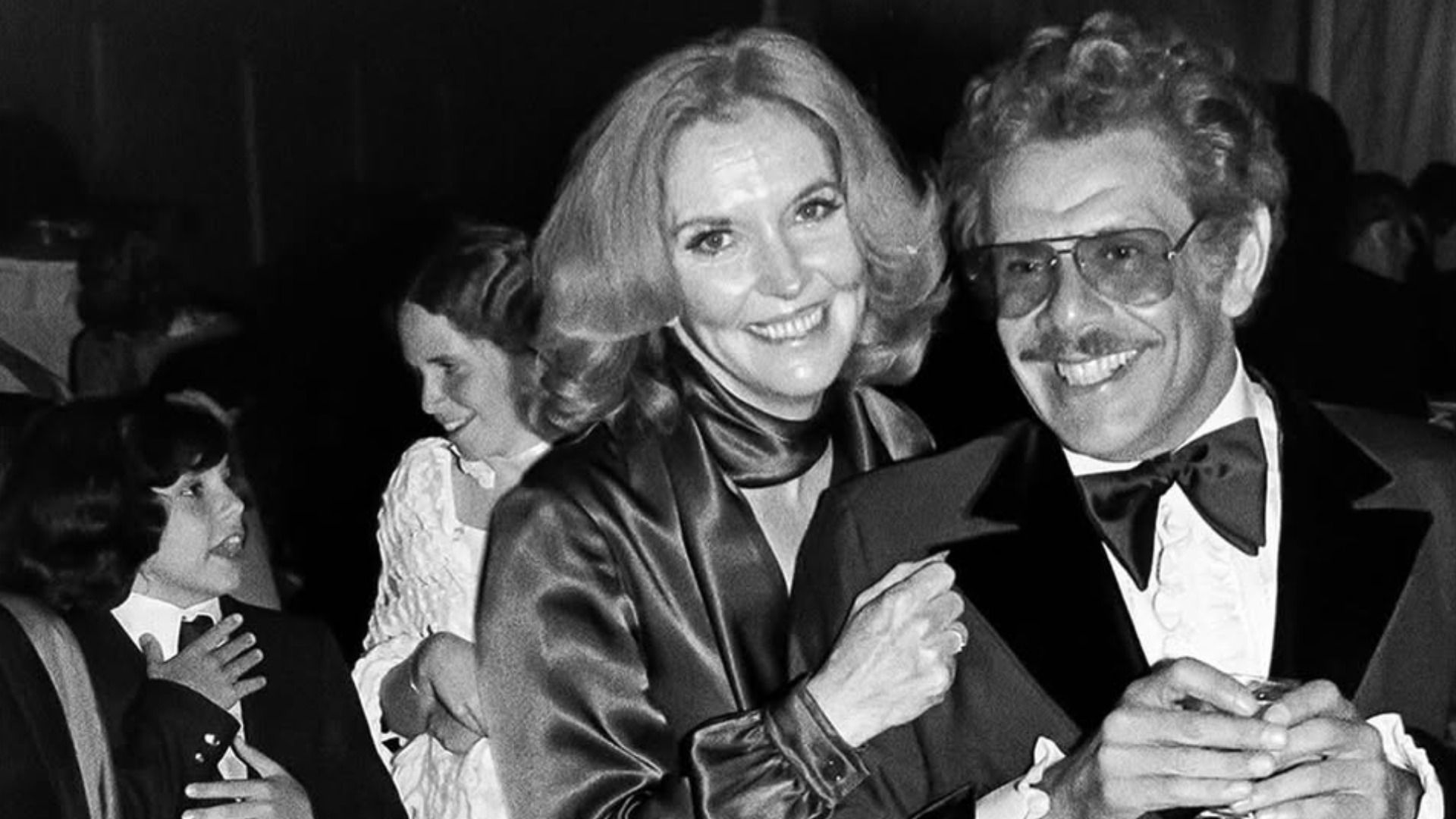 Aktorzy Jerry Stiller w czarnym smokingu i Anne Meara w ciemnej sukni