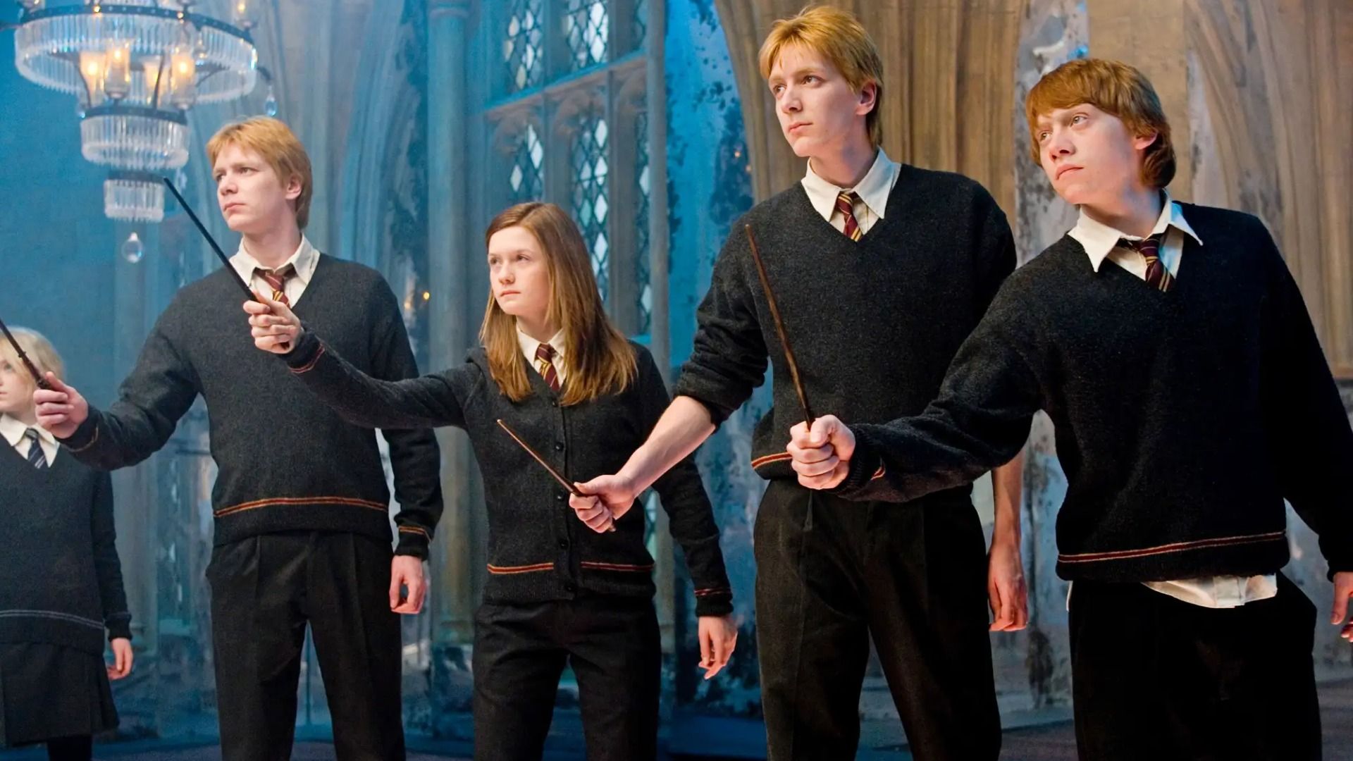 Bliźniacy Phelps, Bonnie Wright i Rupert Grint w szkolnych mundurach z różdżkami