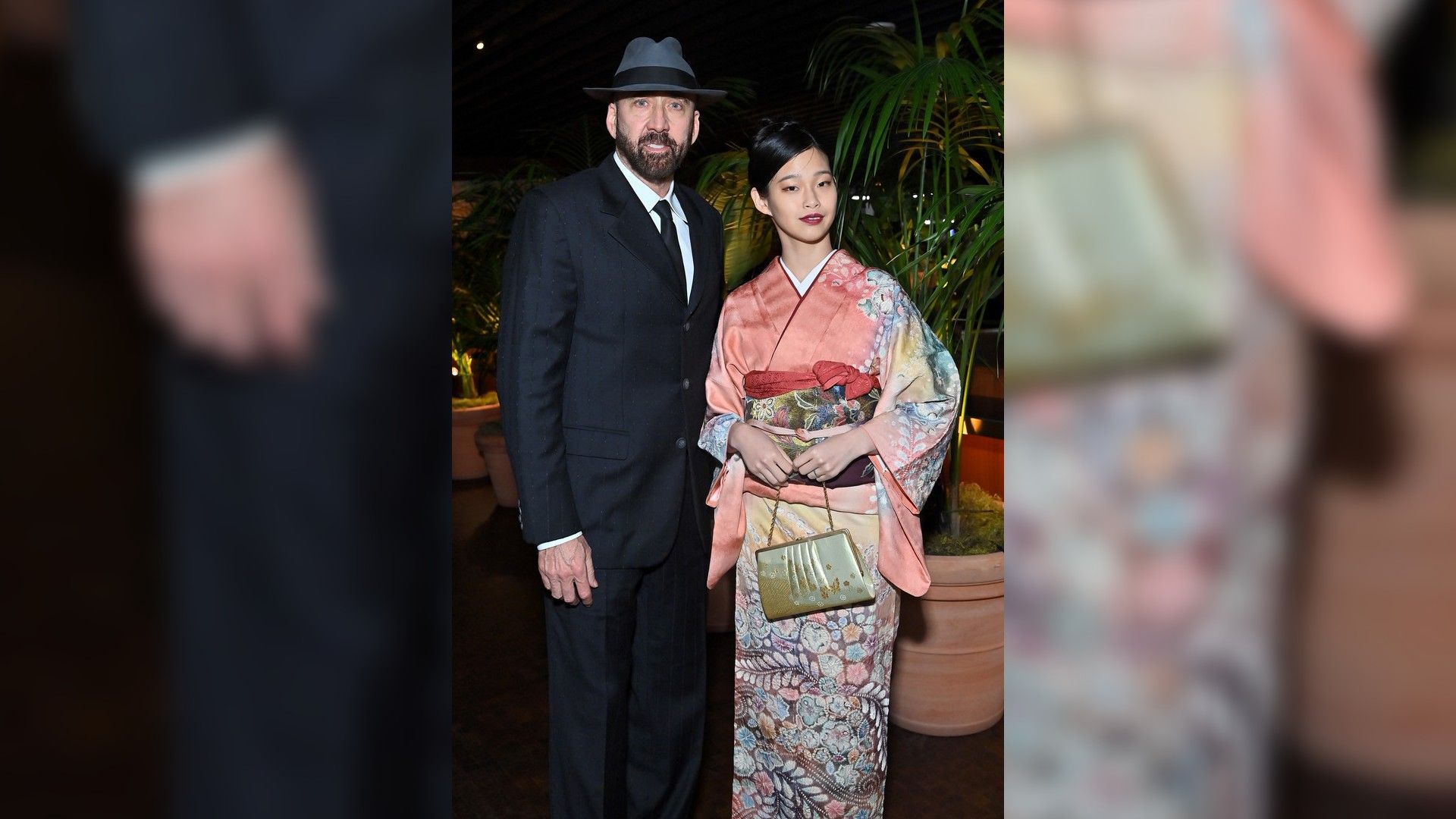Nicolas Cage w czarnym garniturze i kapeluszu oraz Riko Shibata w różowym wzorzystym kimonie