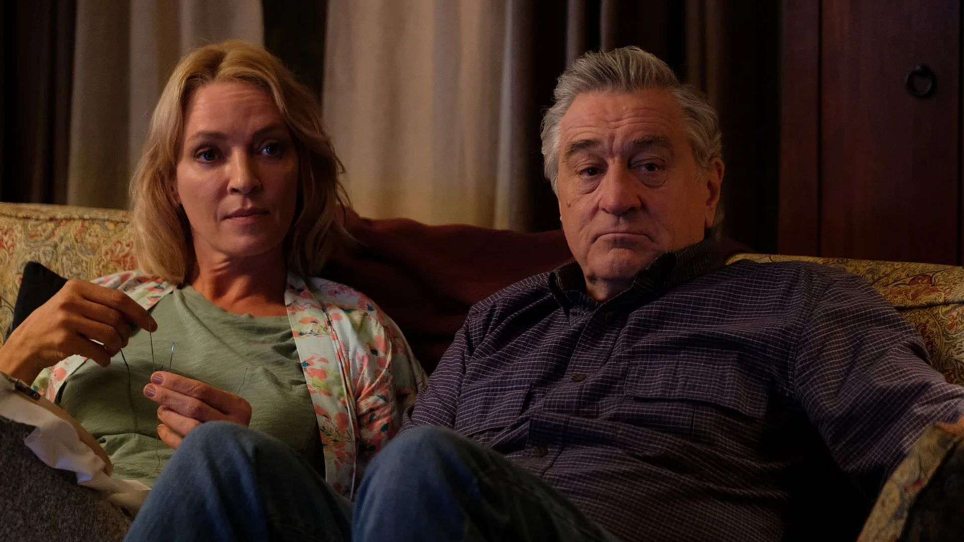 Uma Thurman i Robert De Niro siedzą na kanapie, scena z filmu