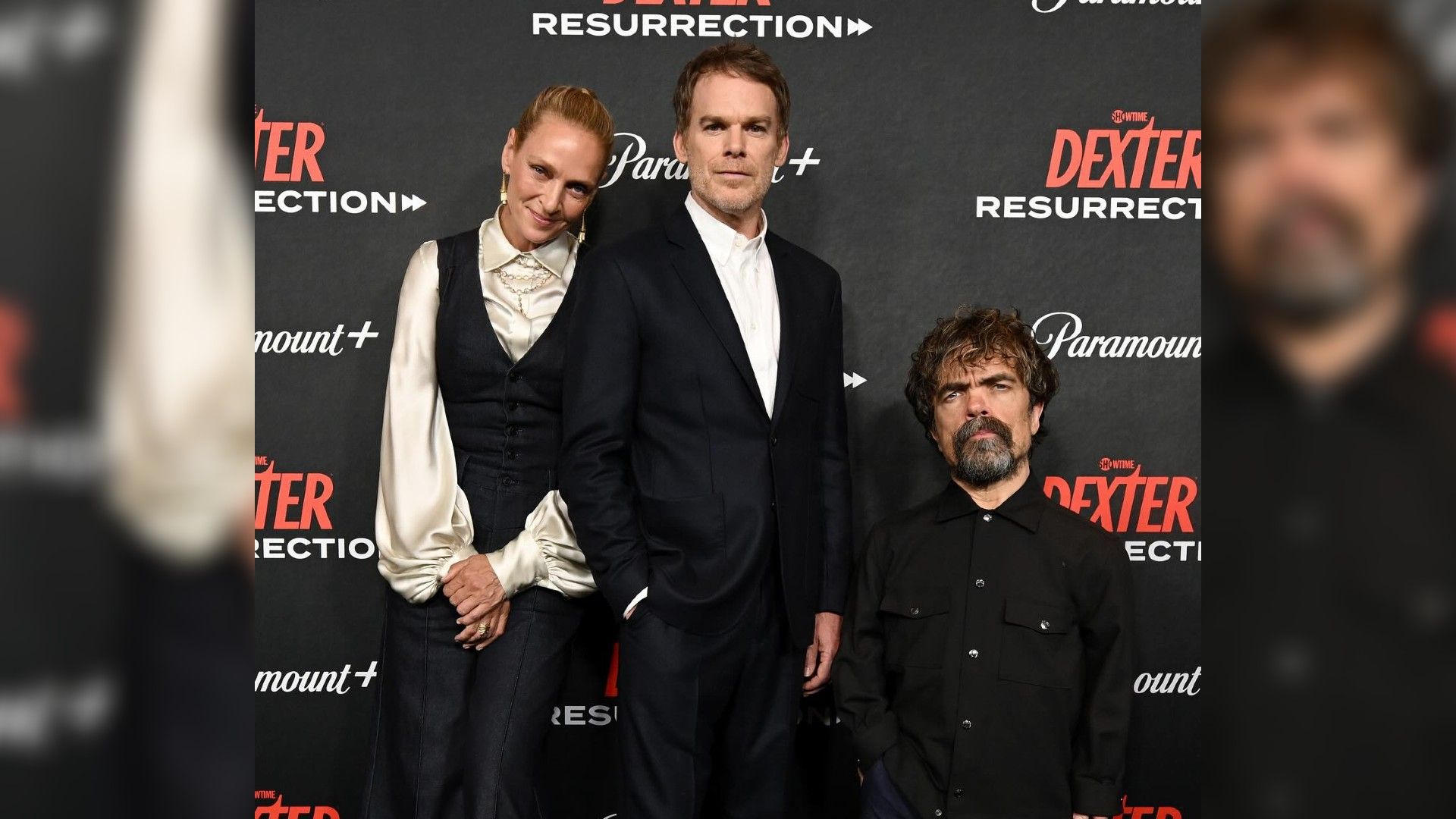 Uma Thurman, Michael Hall i Peter Dinklage pozują na premierze "Dexter: Resurrection" na tle banera Paramount+