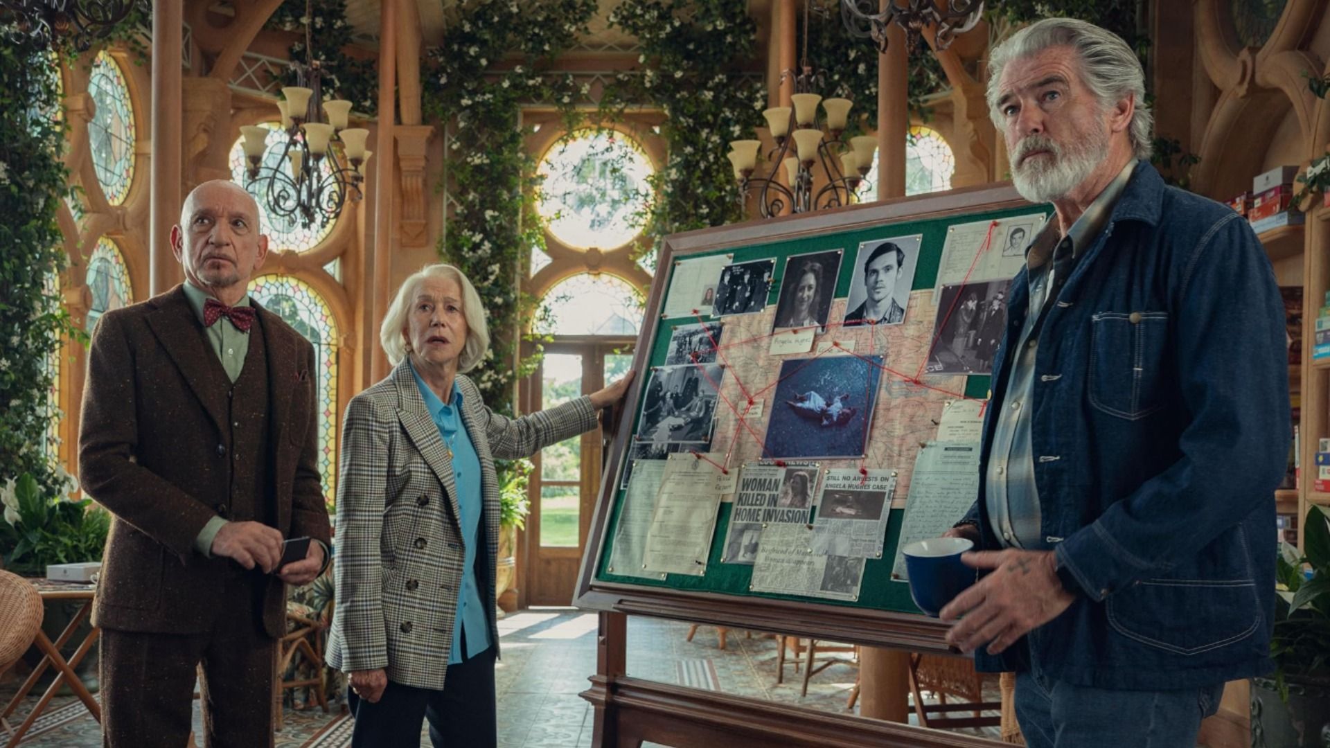Aktorzy Ben Kingsley w brązowym garniturze, Helen Mirren w szarej marynarce i Pierce Brosnan w jeansowej kurtce