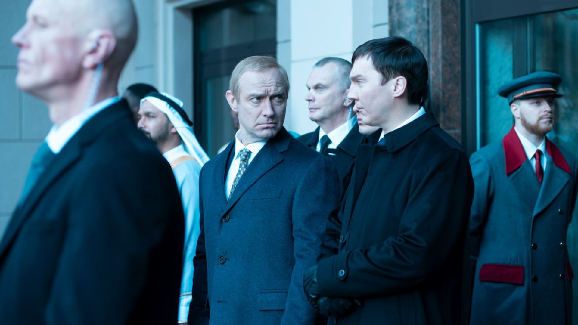 Jude Law i Paul Dano w garniturach podczas poważnej rozmowy