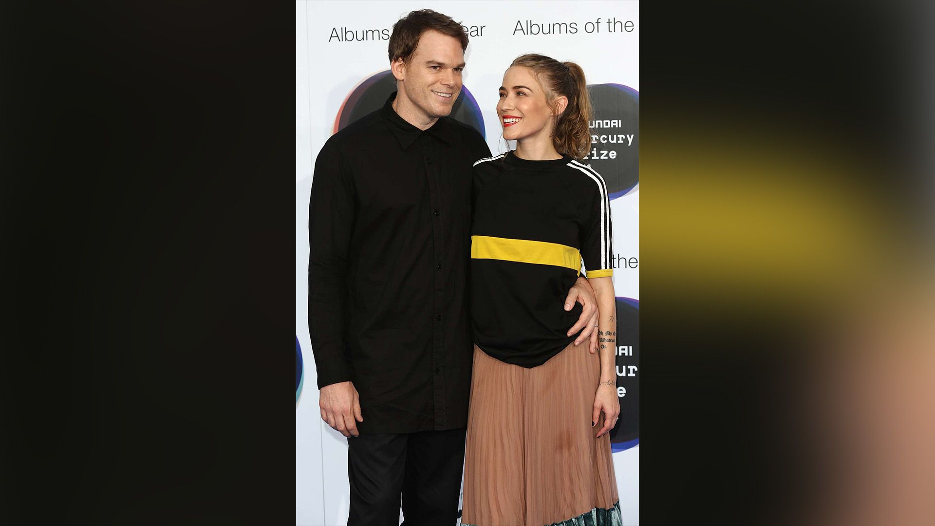 Michael C. Hall obejmuje uśmiechniętą Morgan MacGregor