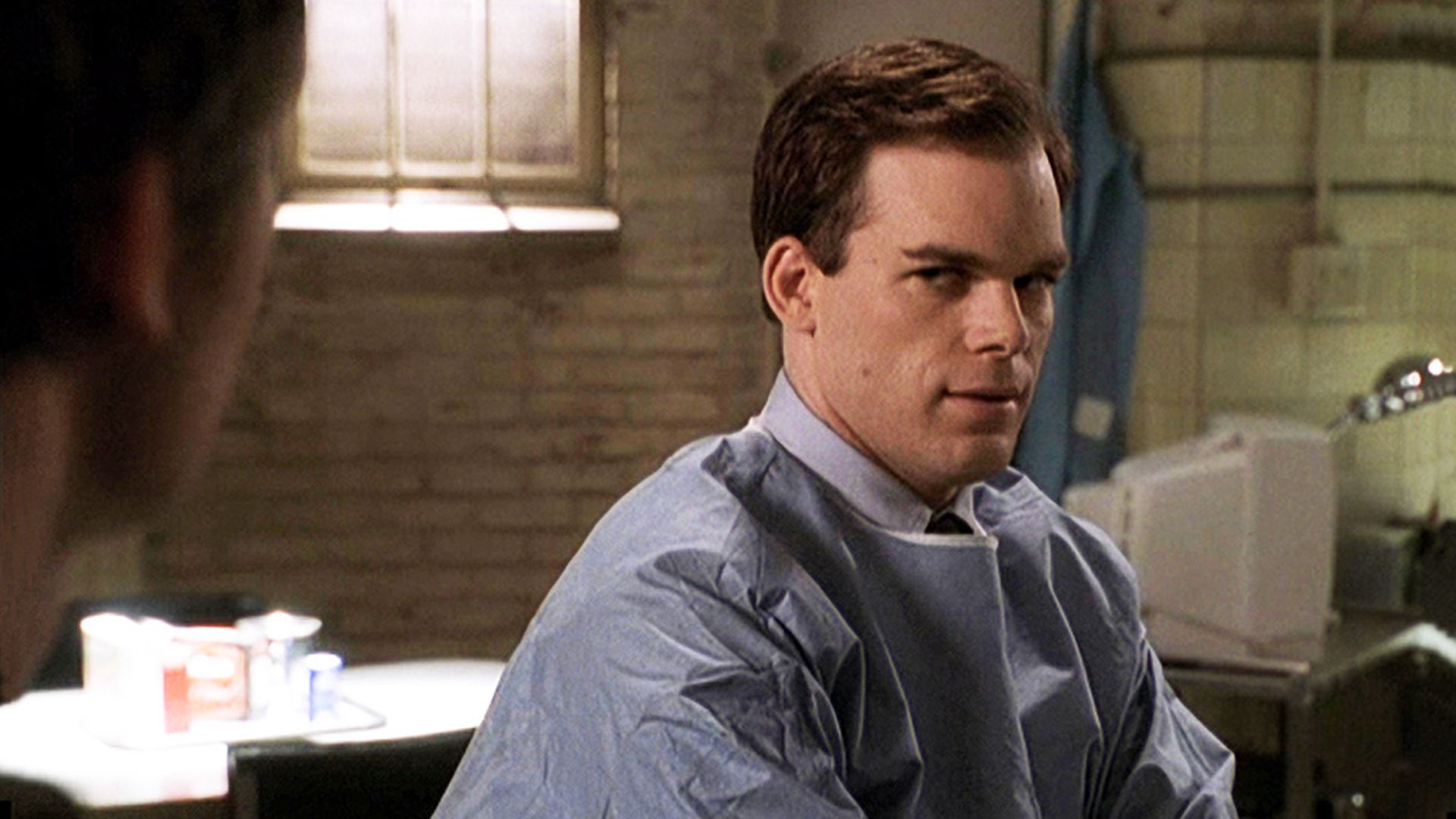 Michael C. Hall w niebieskim fartuchu medycznym