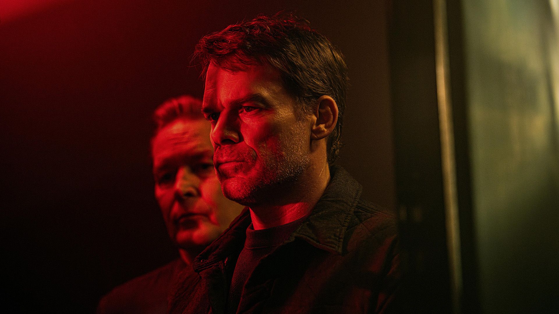Michael C. Hall w przyćmionym oświetleniu z czerwonym podświetleniem