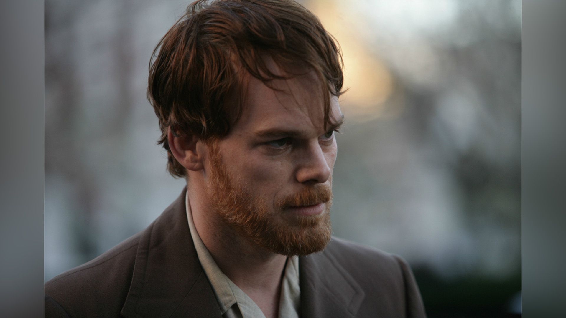 Michael C. Hall z wąsami i brodą w zbliżeniu