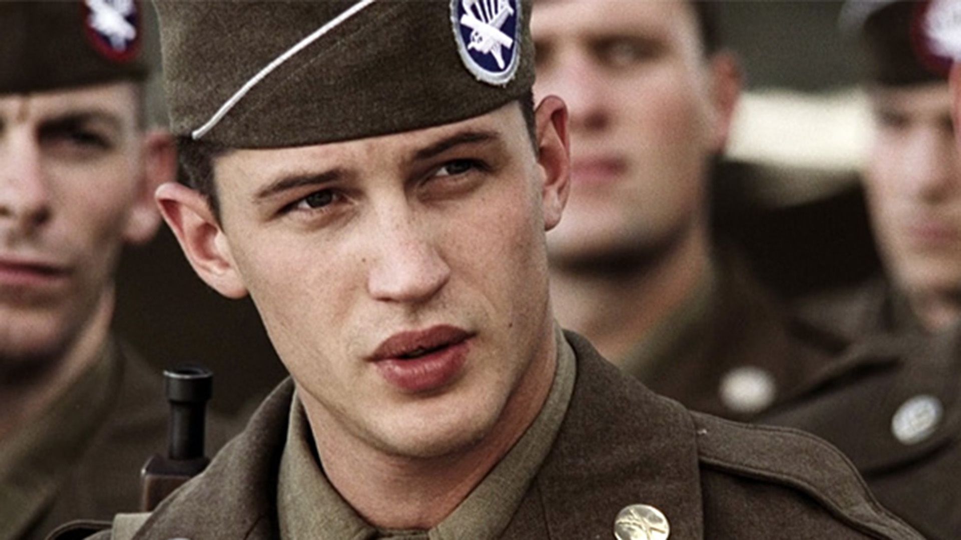 Tom Hardy w mundurze wojskowym z bliska