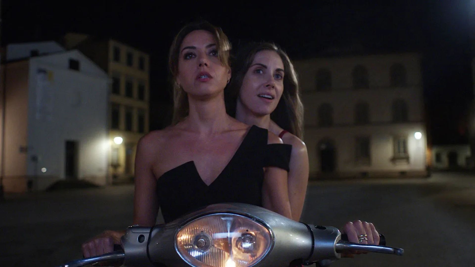 Alison Brie i Aubrey Plaza jadą motocyklem w ciemności, scena z filmu "Spin Me Round"