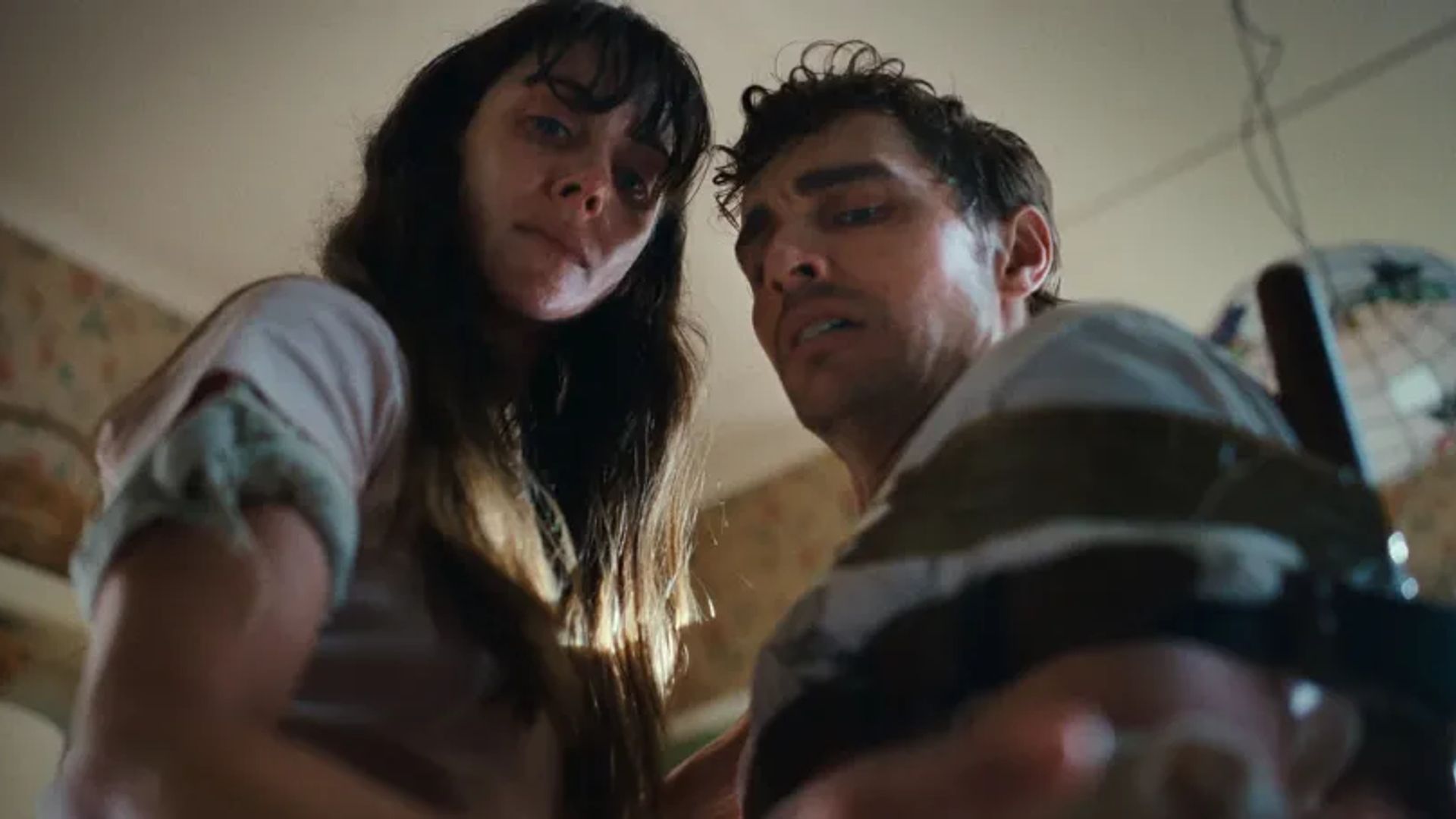 Alison Brie i Dave Franco patrzą w kamerę z zaniepokojonymi minami, ujęcie z niskiego kąta