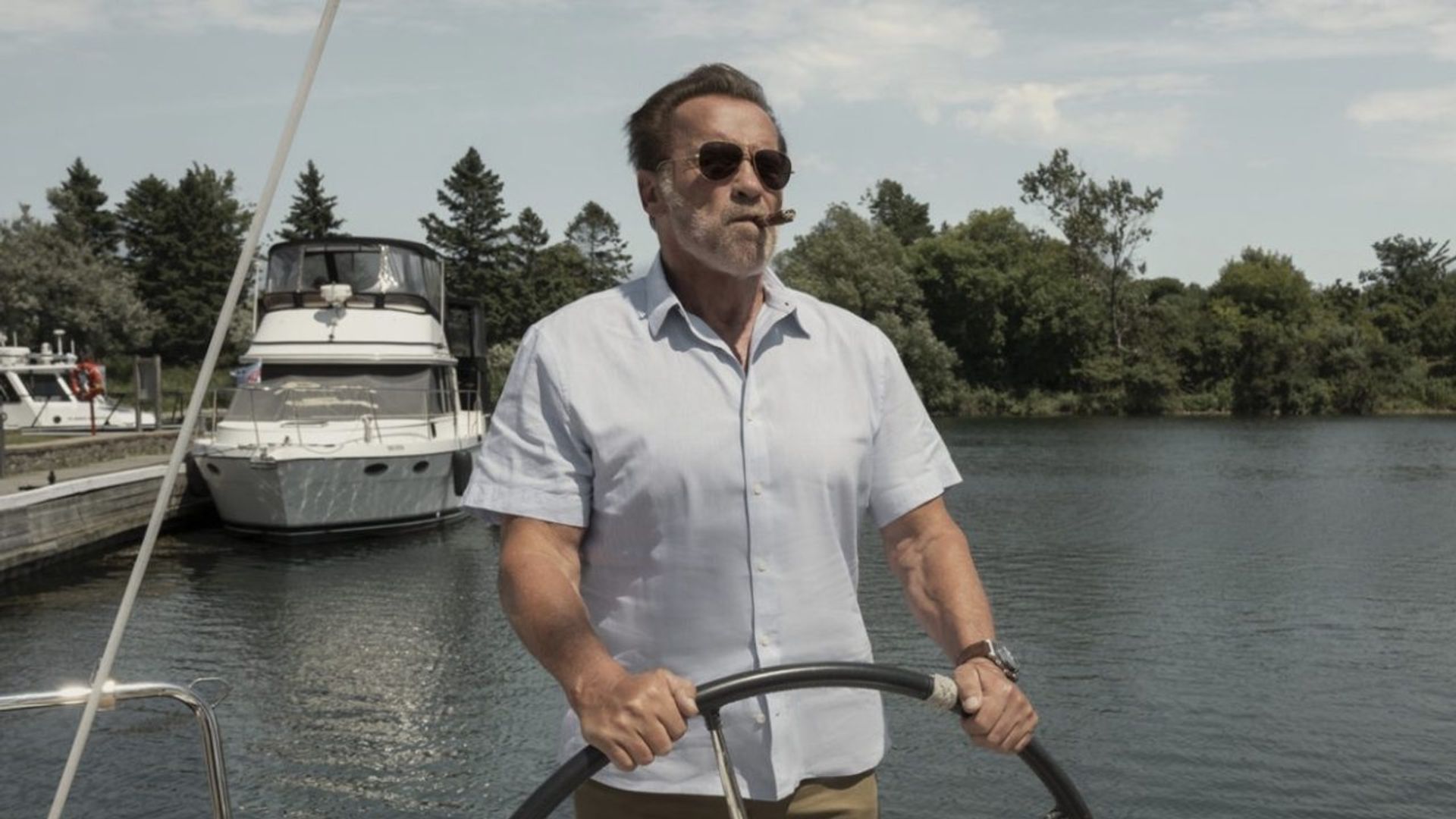 Arnold Schwarzenegger prowadzący łódź