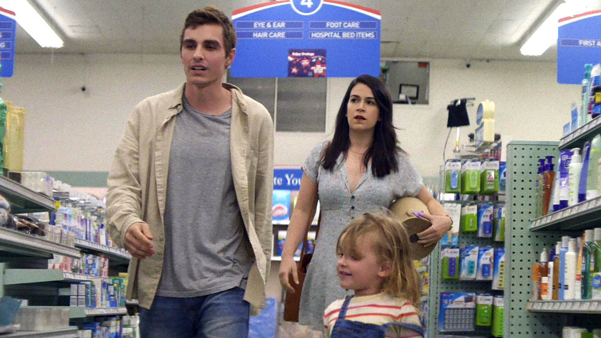 Dave Franco i Abby Jacobson idą przez supermarket, scena z filmu "6 Balloons"