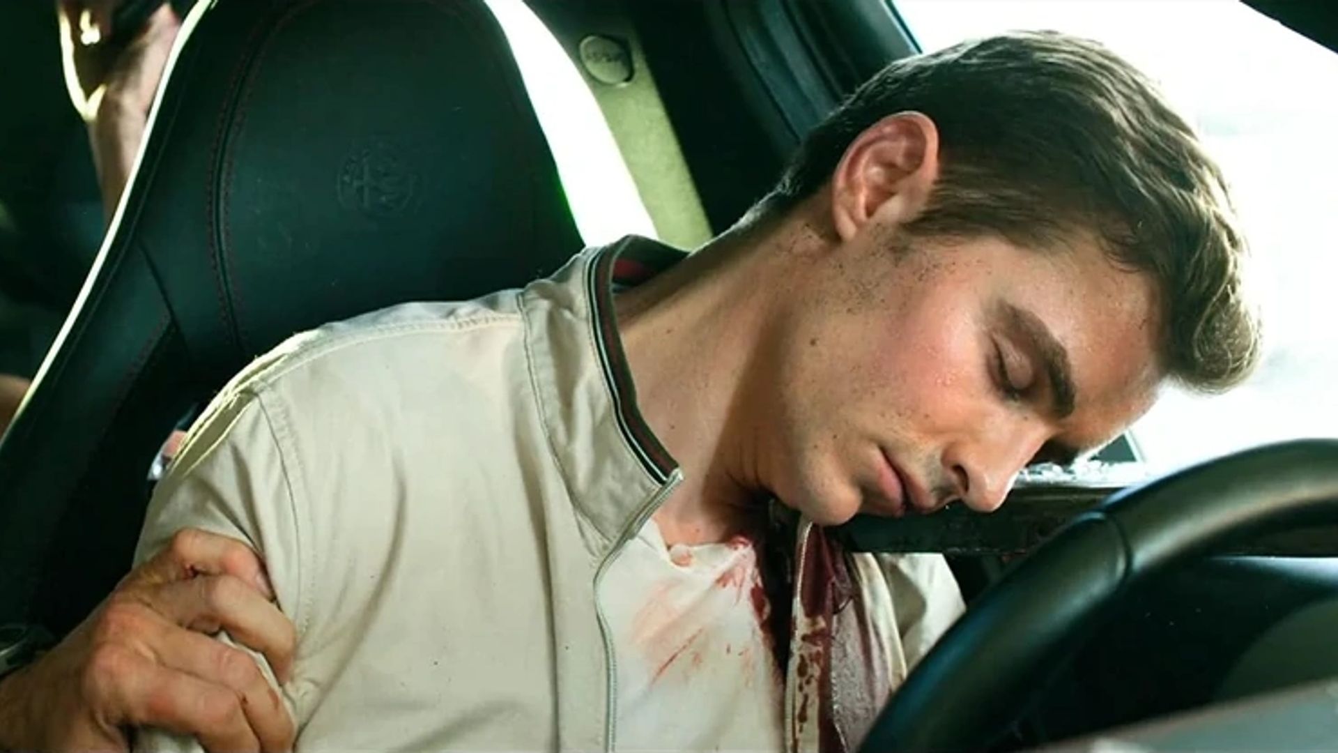 Dave Franco śpi za kierownicą, scena z "6 Underground"