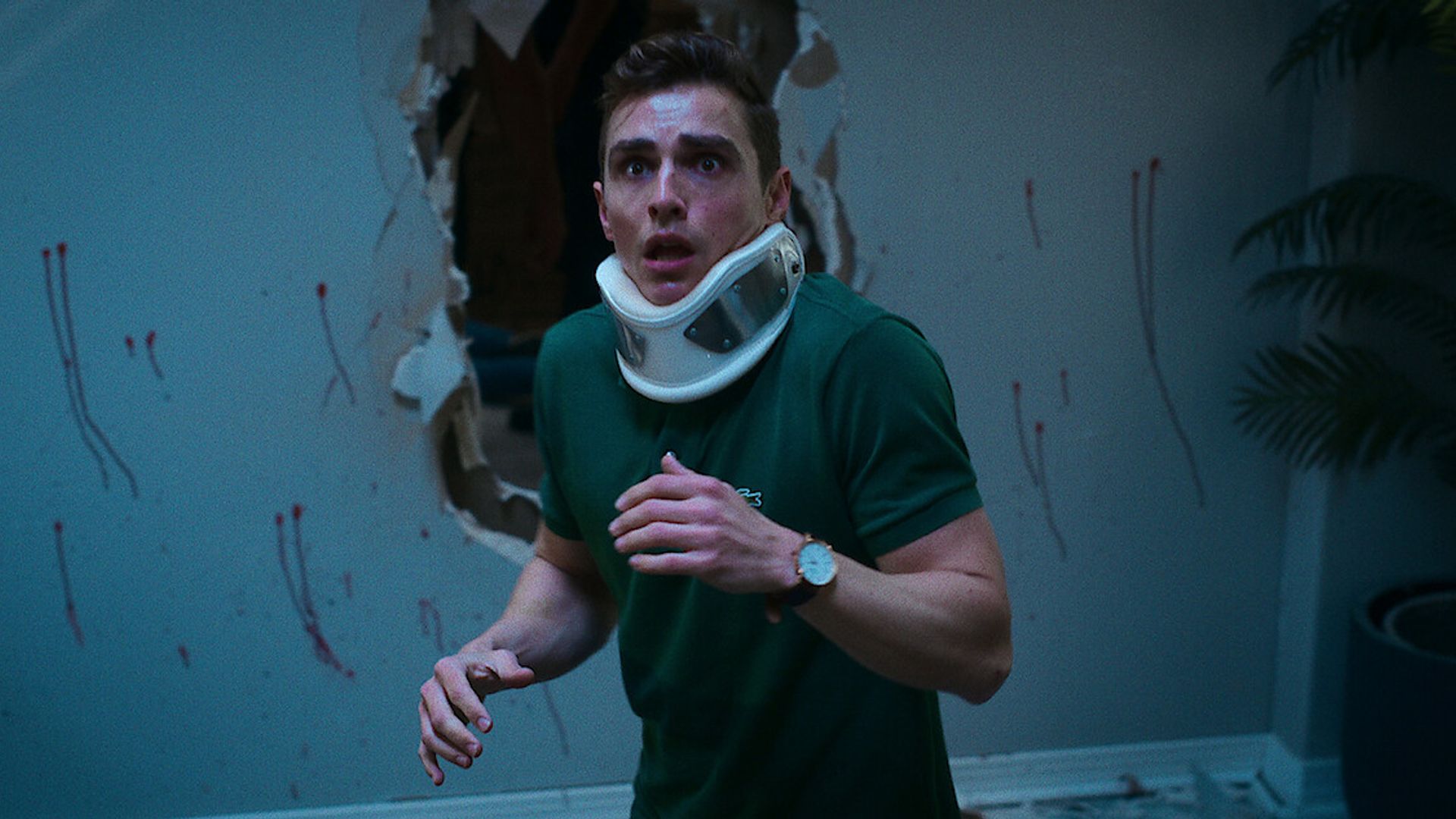 Dave Franco z ortopedycznym kołnierzem na szyi i przerażonym wyrazem twarzy