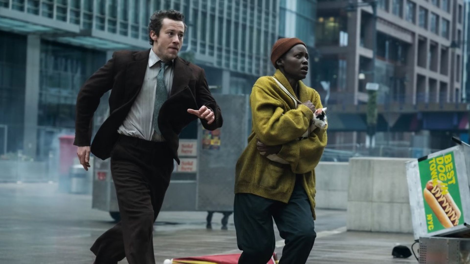Joseph Quinn i Lupita Nyong'o biegnący przez Nowy Jork, scena z filmu "A Quiet Place: Day One"